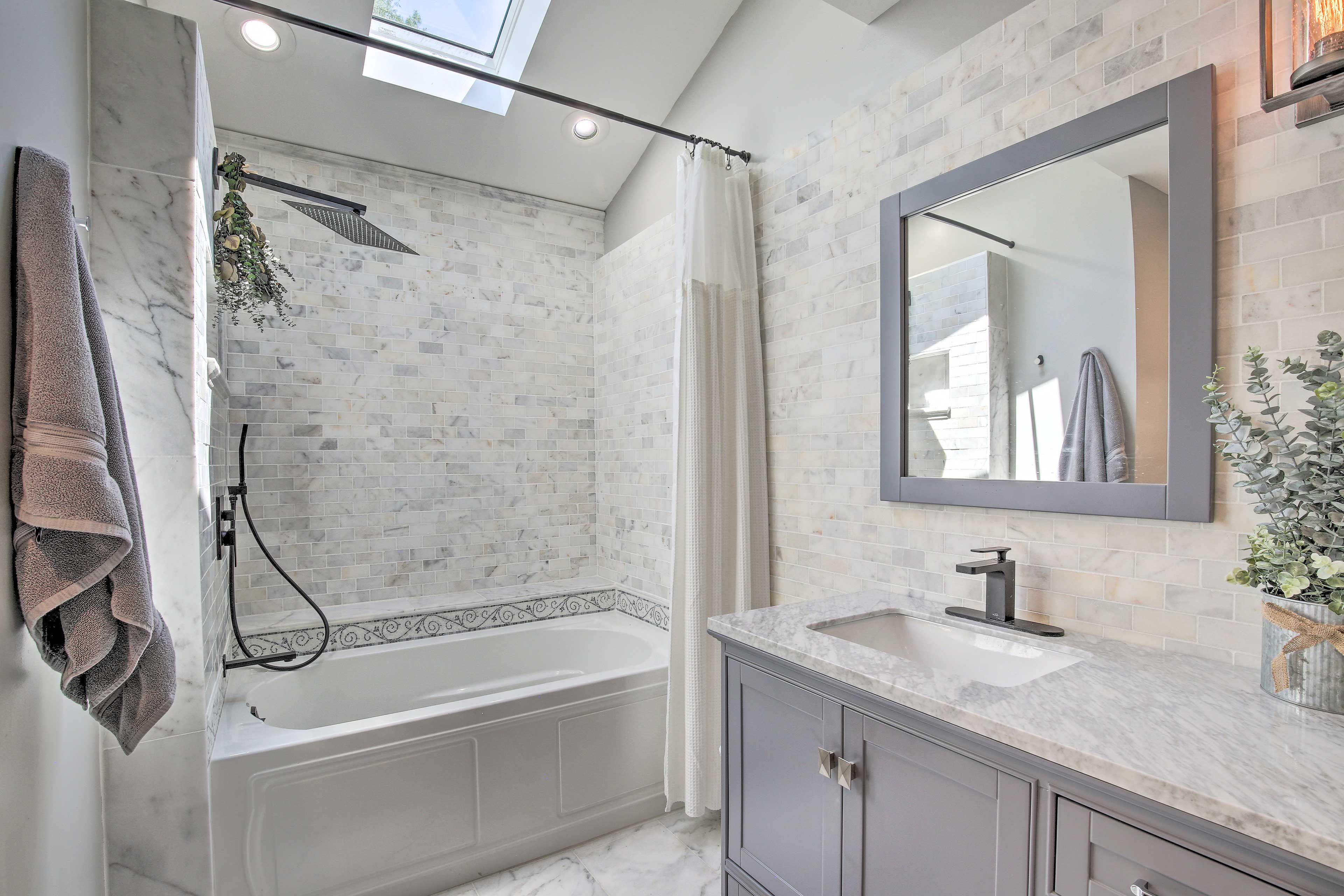 Full Bathroom | Towels Provided