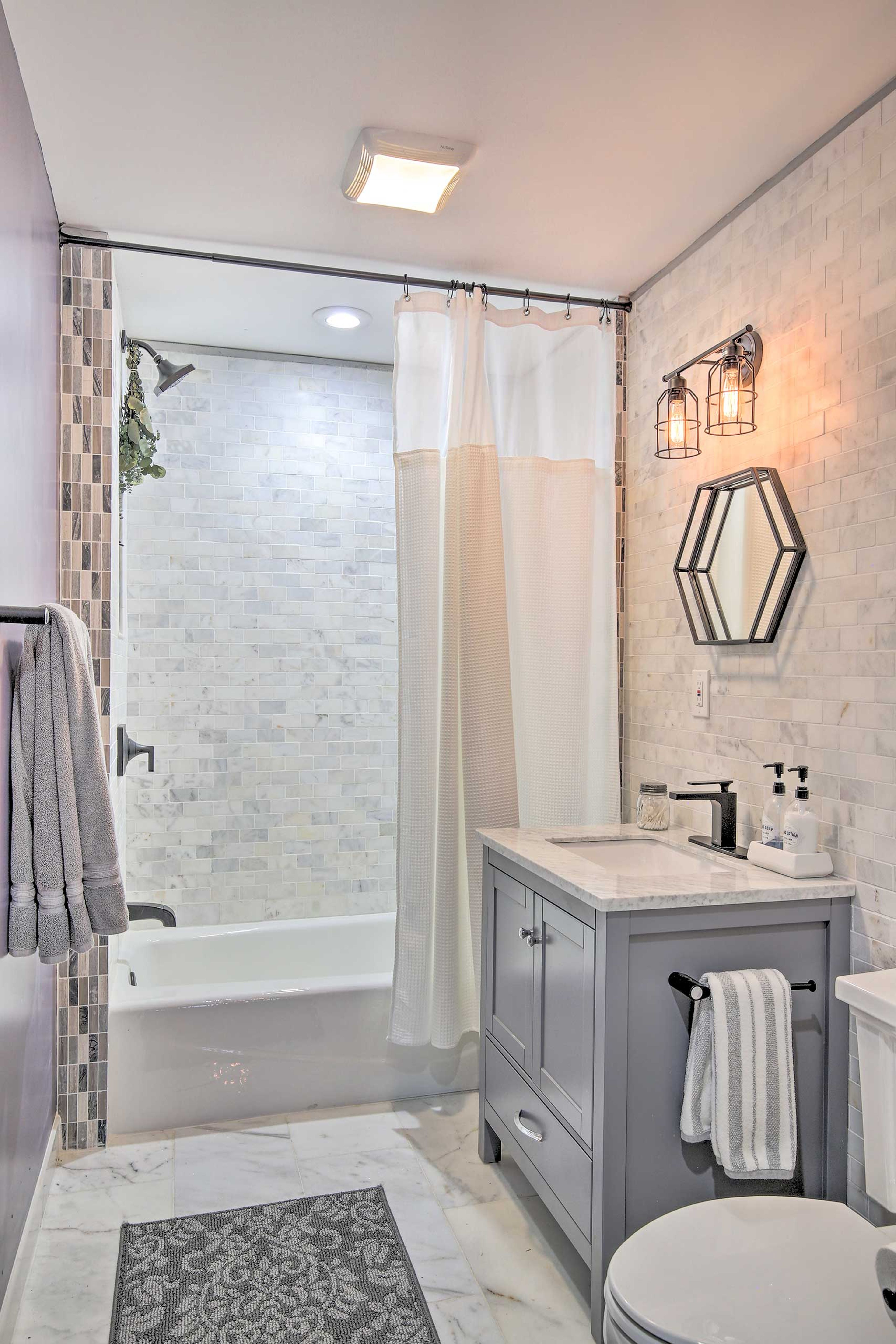 Full Bathroom | Complimentary Toiletries