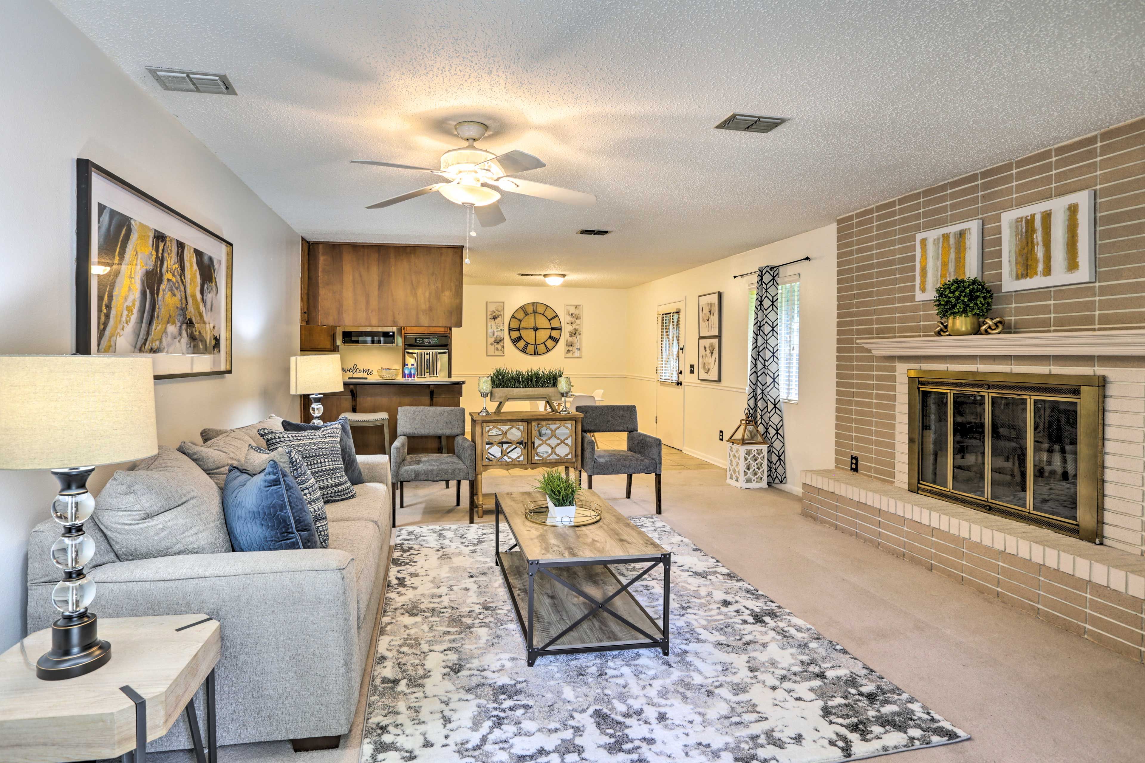 Living Room | Smart TV | Free WiFi | Central Heat & A/C