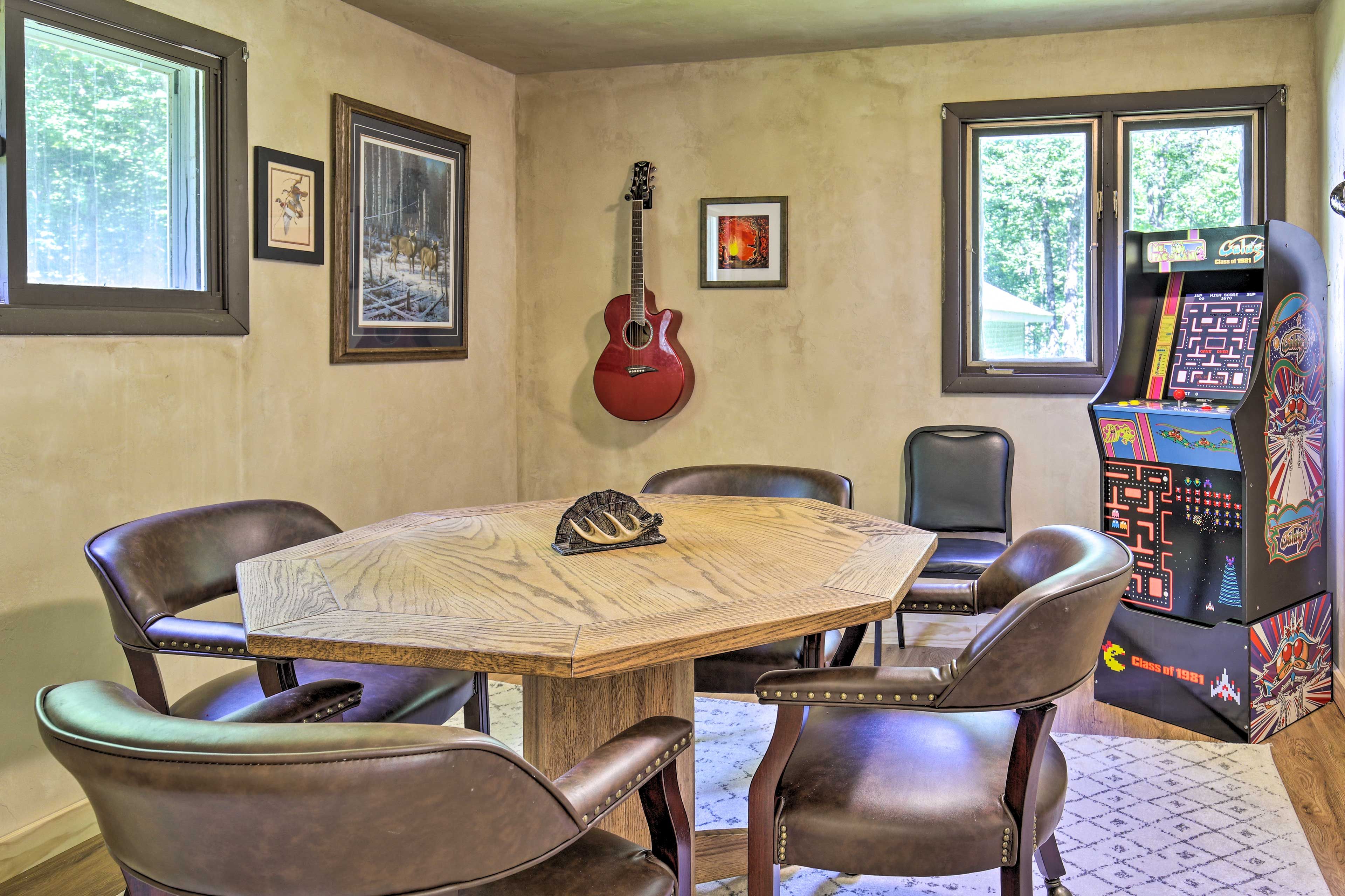 Dining Area | Dishware & Flatware Provided | Trash Bags & Paper Towels Provided