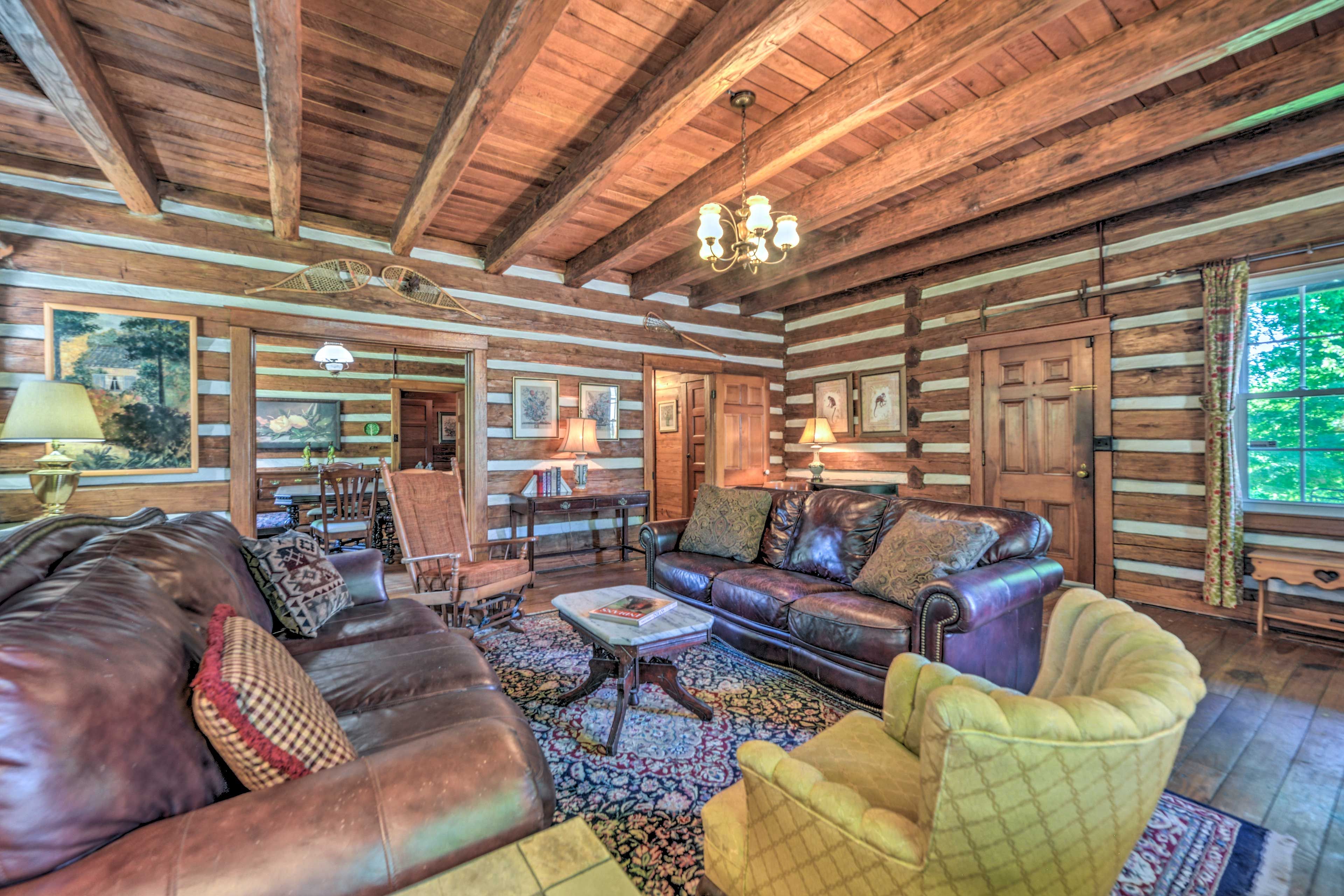 Living Room | Free WiFi | Fireplace For Decoration Only