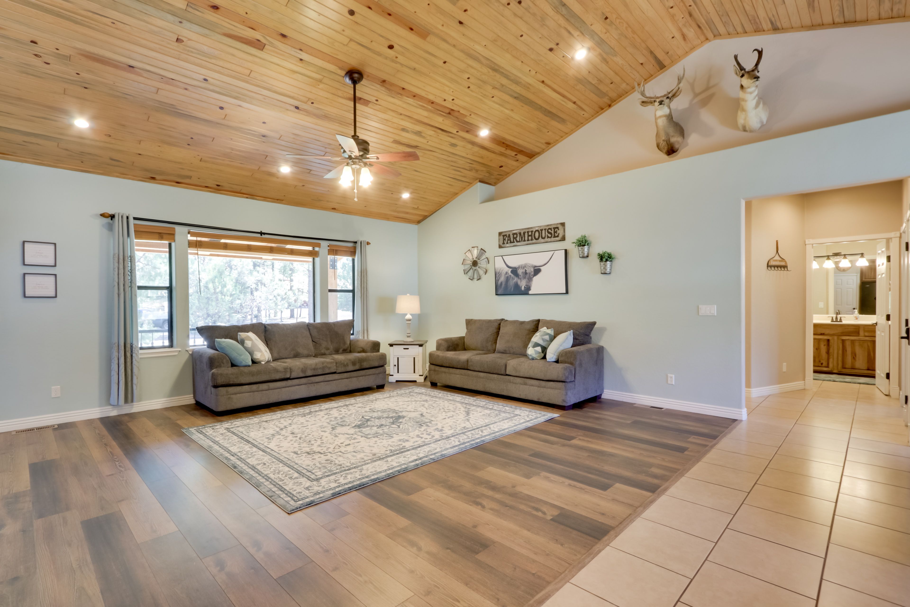 Living Room | Central Air Conditioning | Free WiFi