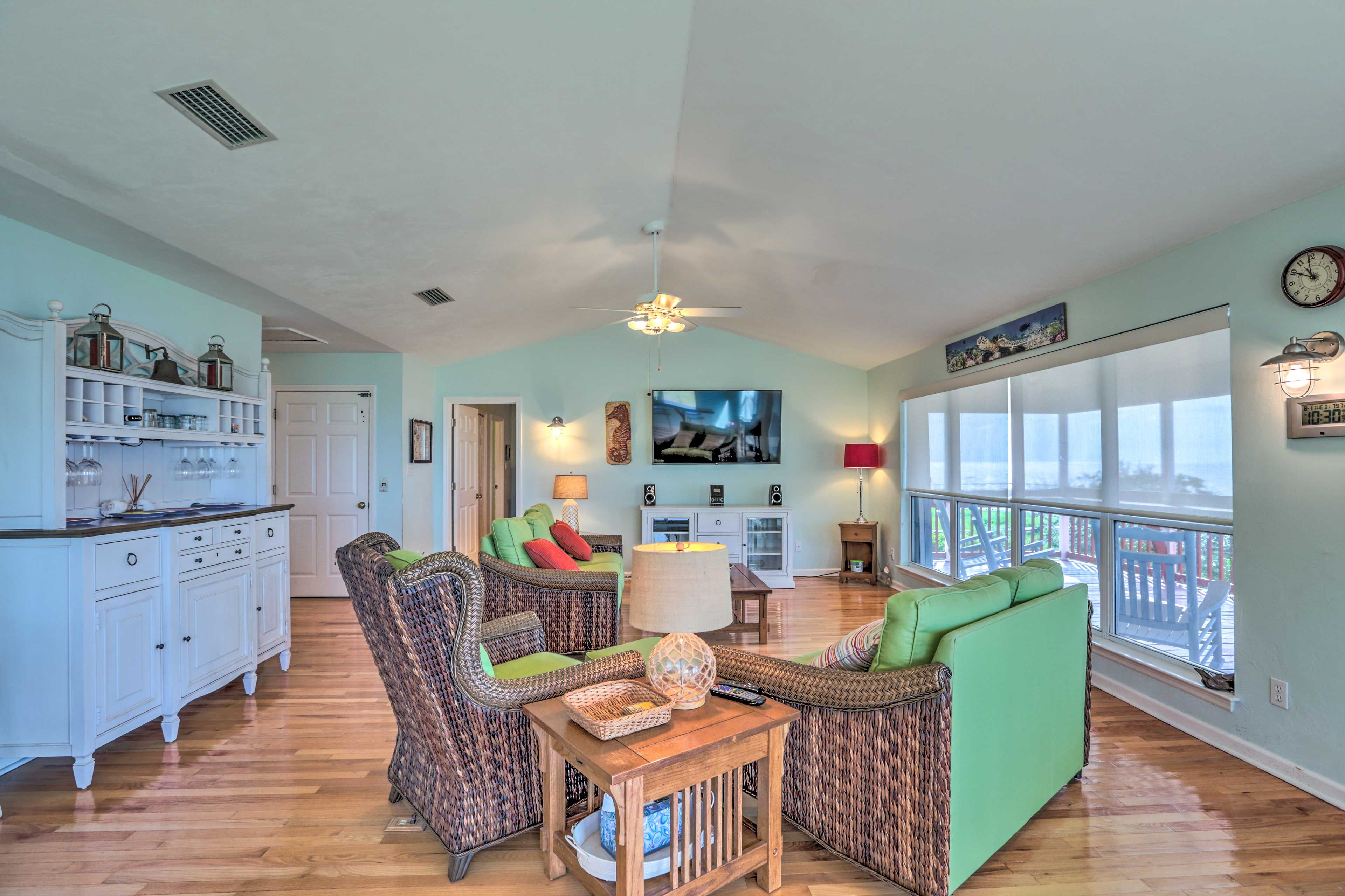 Living Room | Queen Sleeper Sofa | Free WiFi | Central A/C