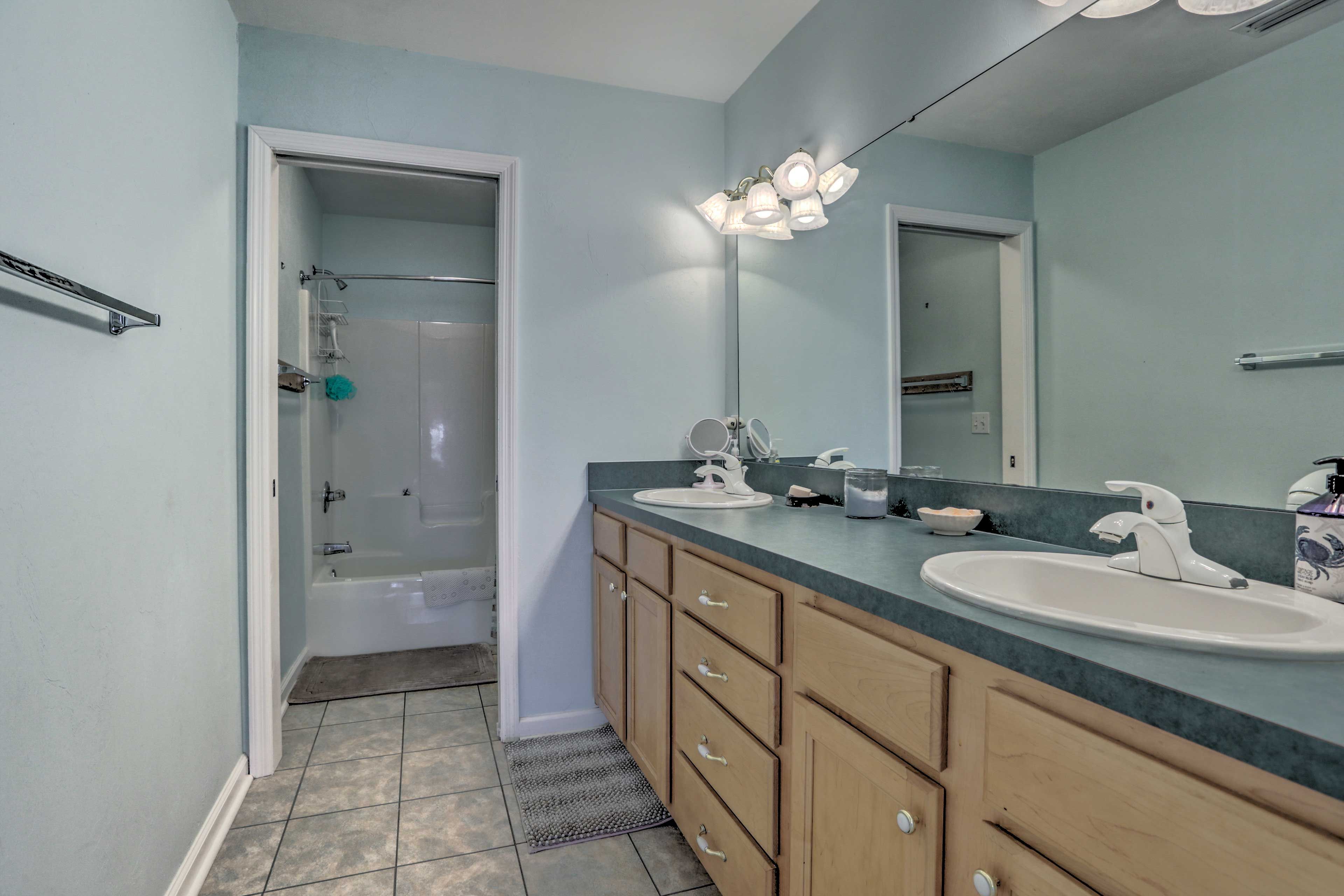 En-Suite Bathroom | Linens & Towels