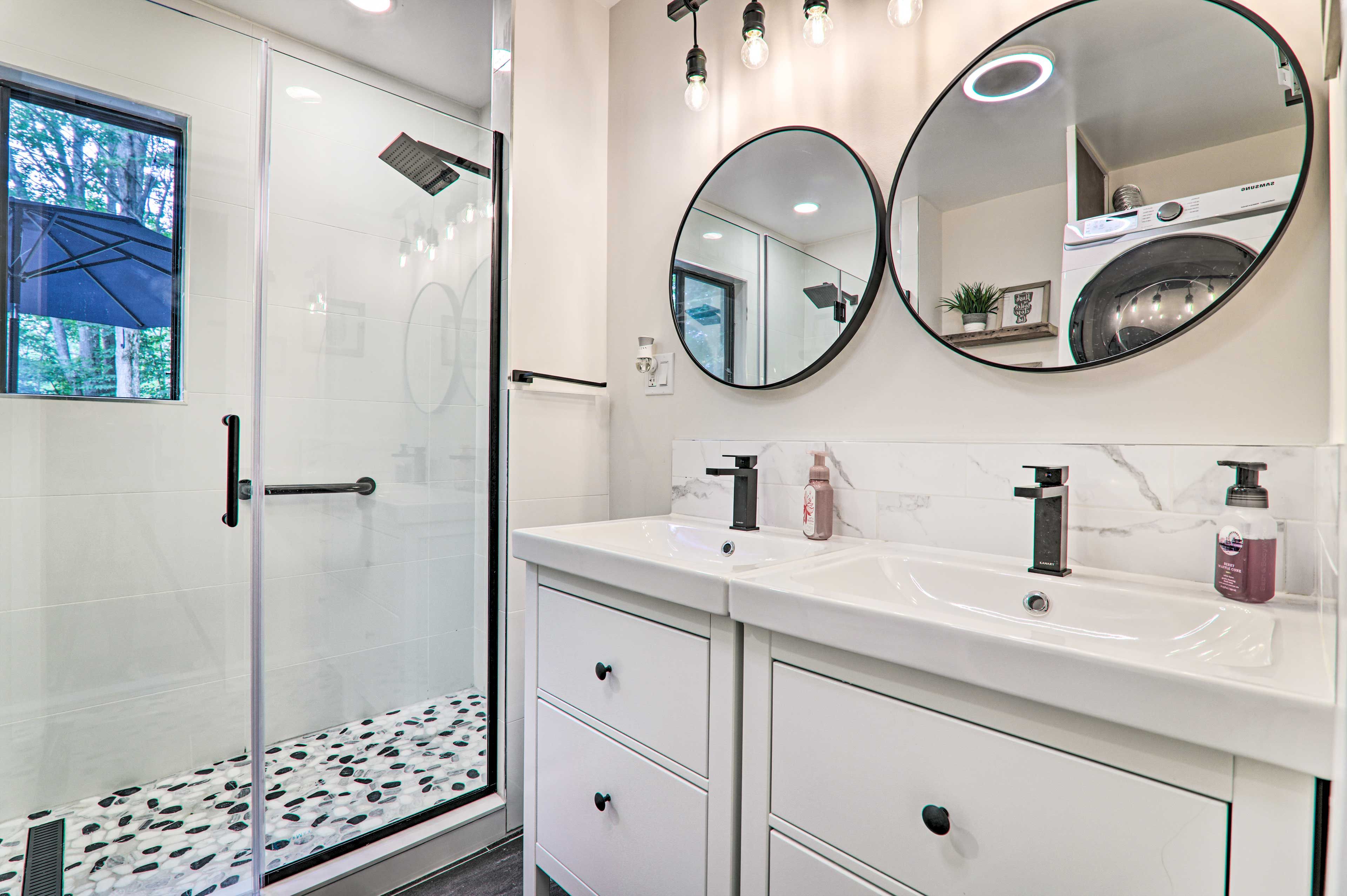 Full Bathroom | 1st Floor | Towels Provided | Washer & Dryer