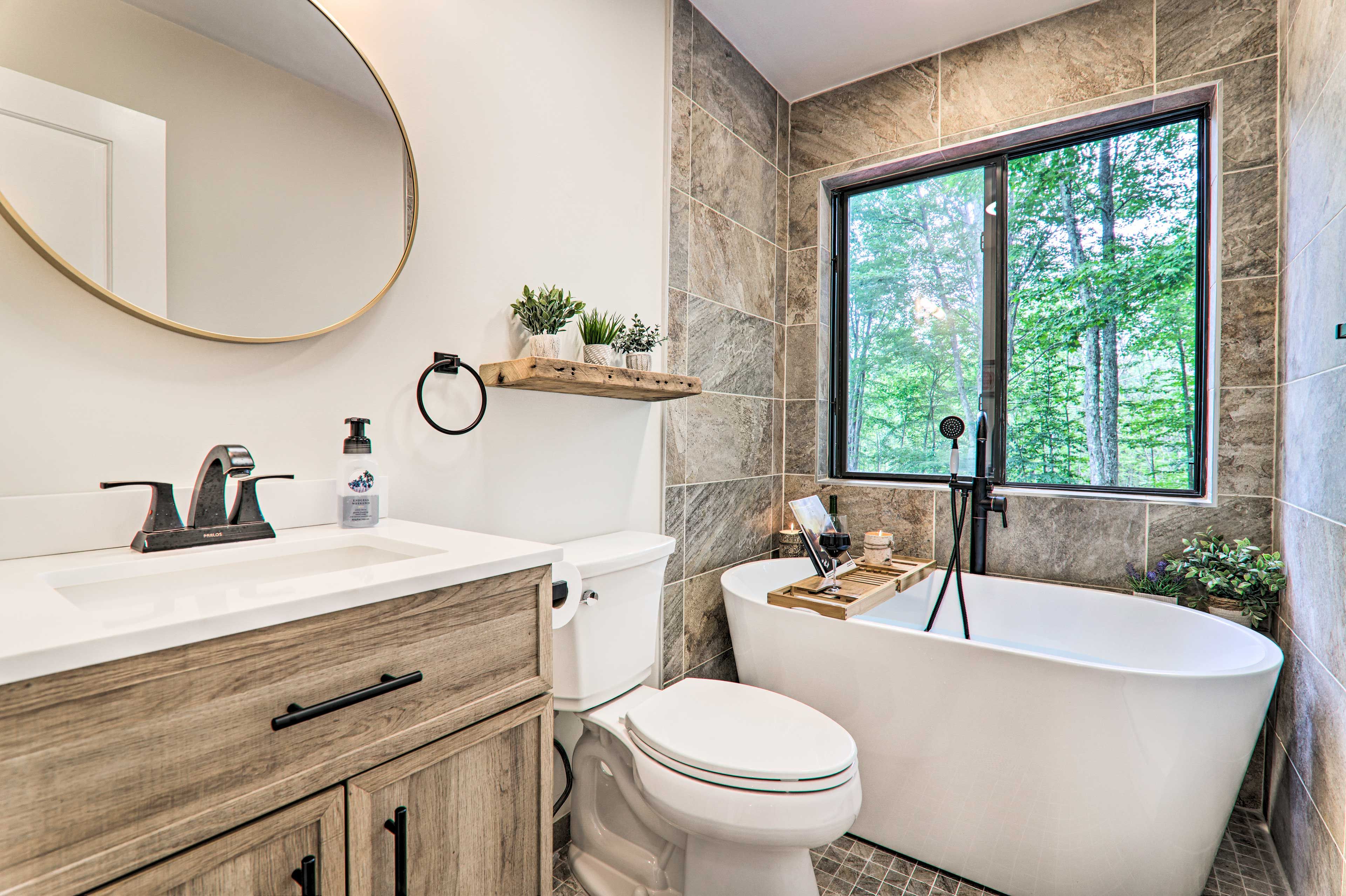 Full Bathroom | 2nd Floor | Complimentary Toiletries | Hair Dryer | Soaking Tub
