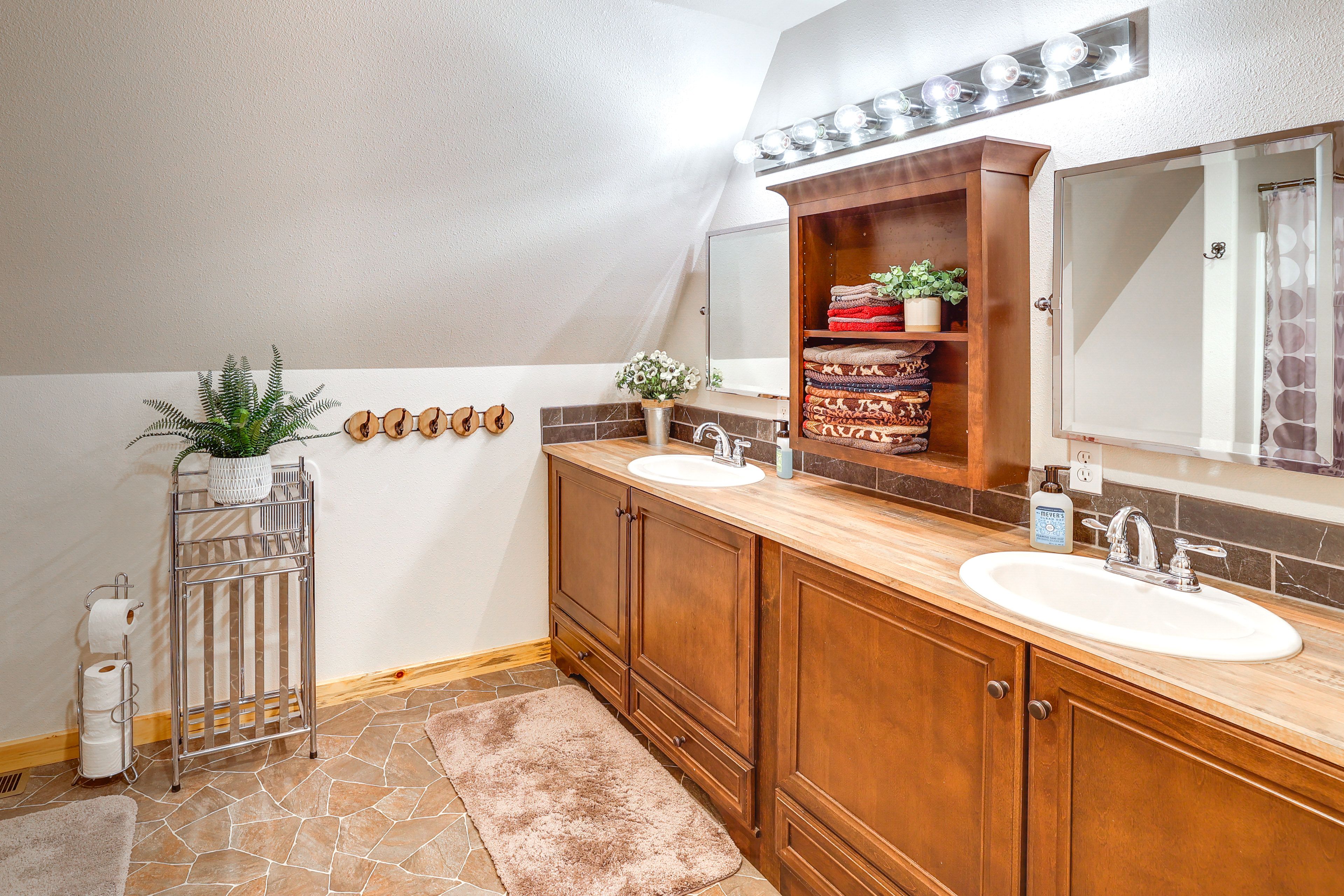 Full Bathroom | Complimentary Toiletries | 2nd Floor