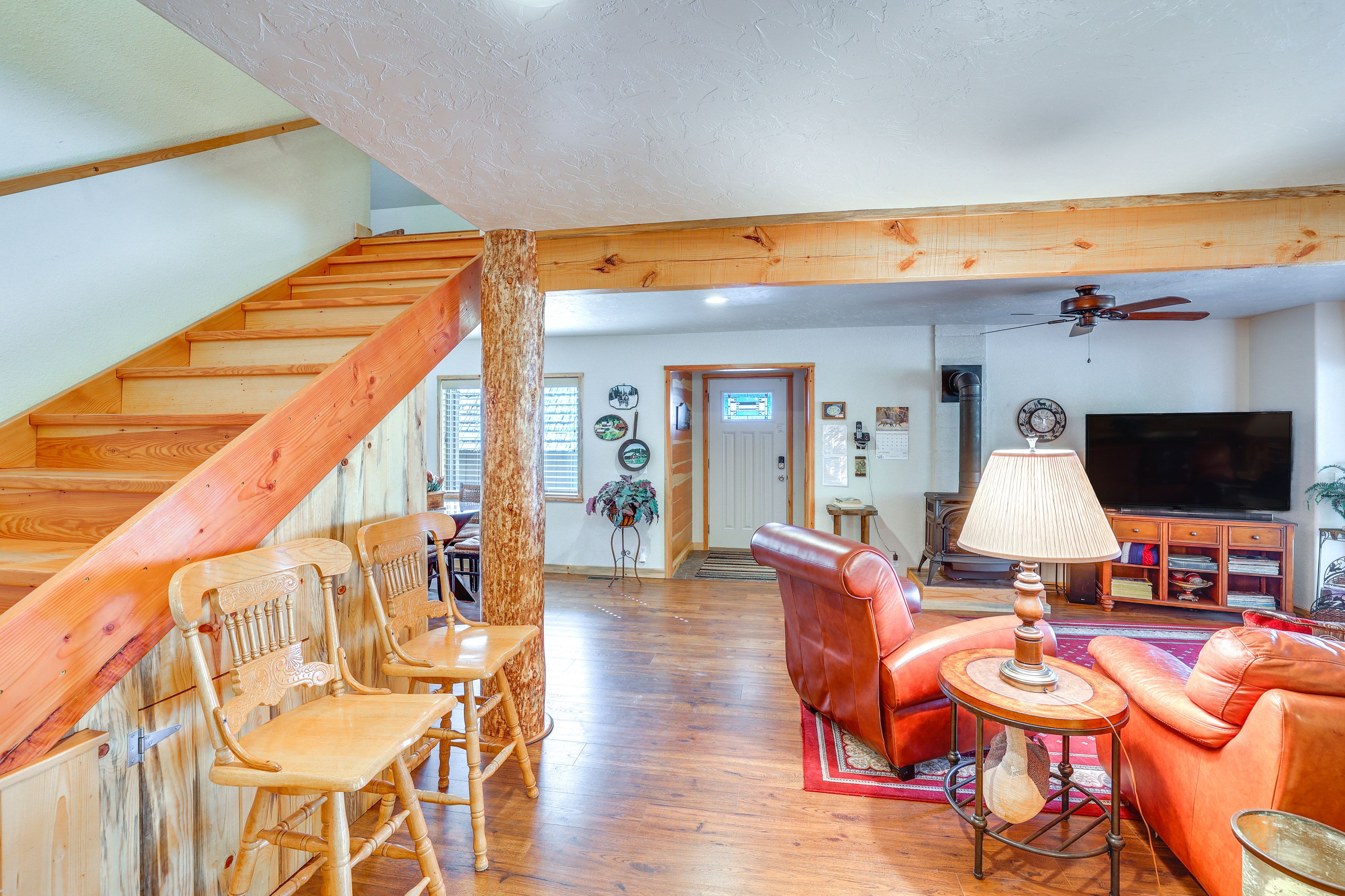 Living Room | Smart TV | Gas Stove | 1st Floor