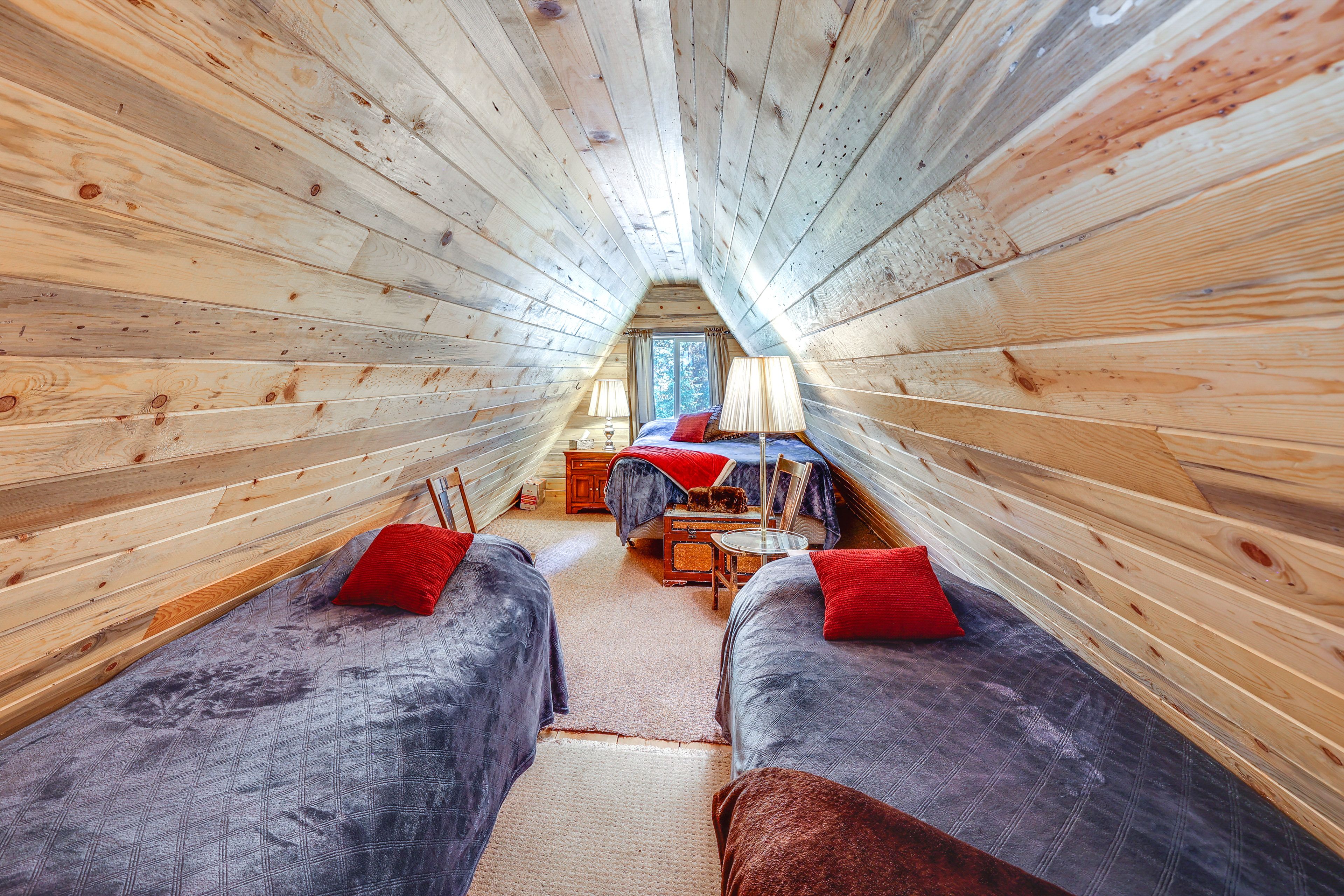 Loft | 3 Queen Beds | 2 Twin Beds
