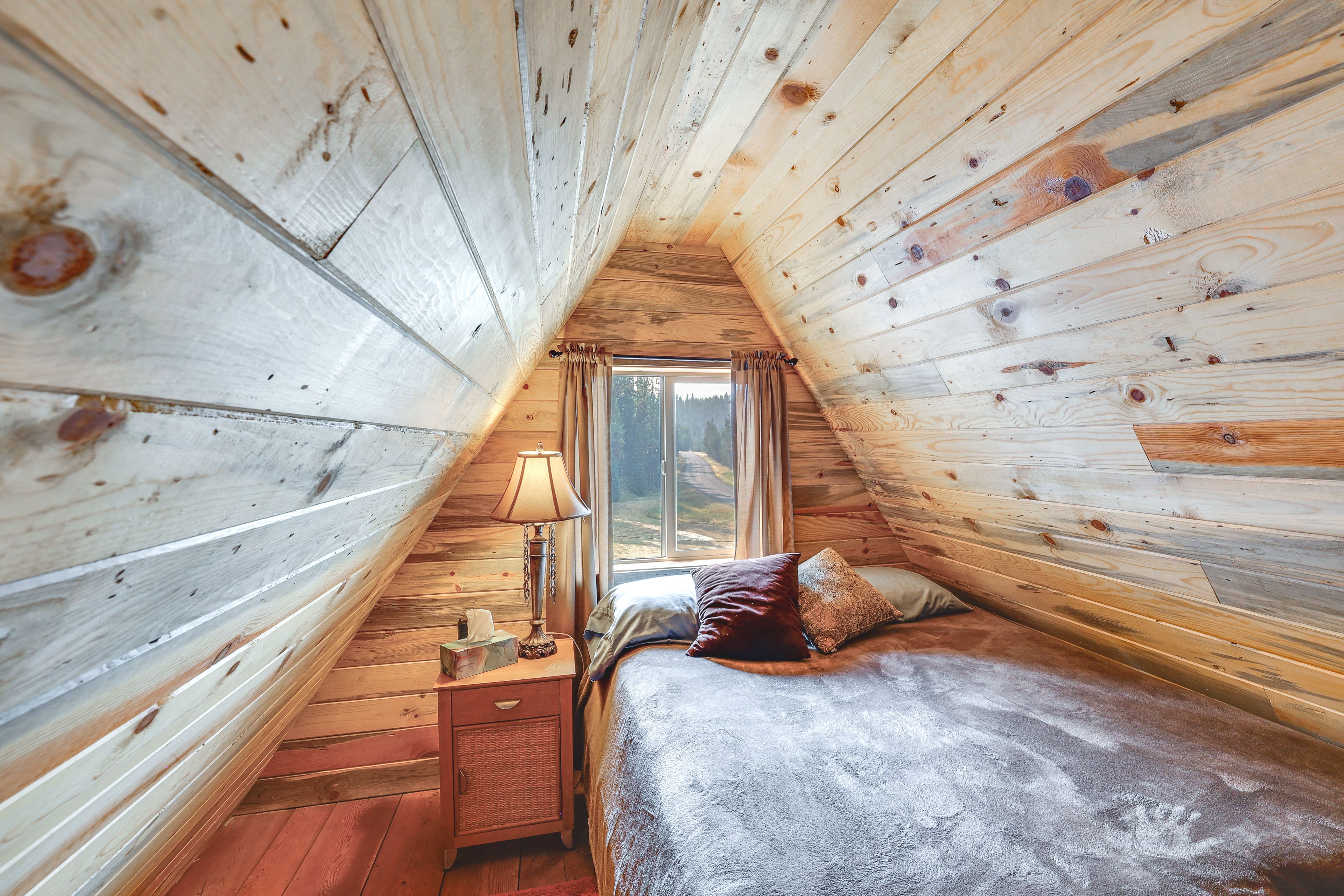Bedroom 4 | Queen Bed