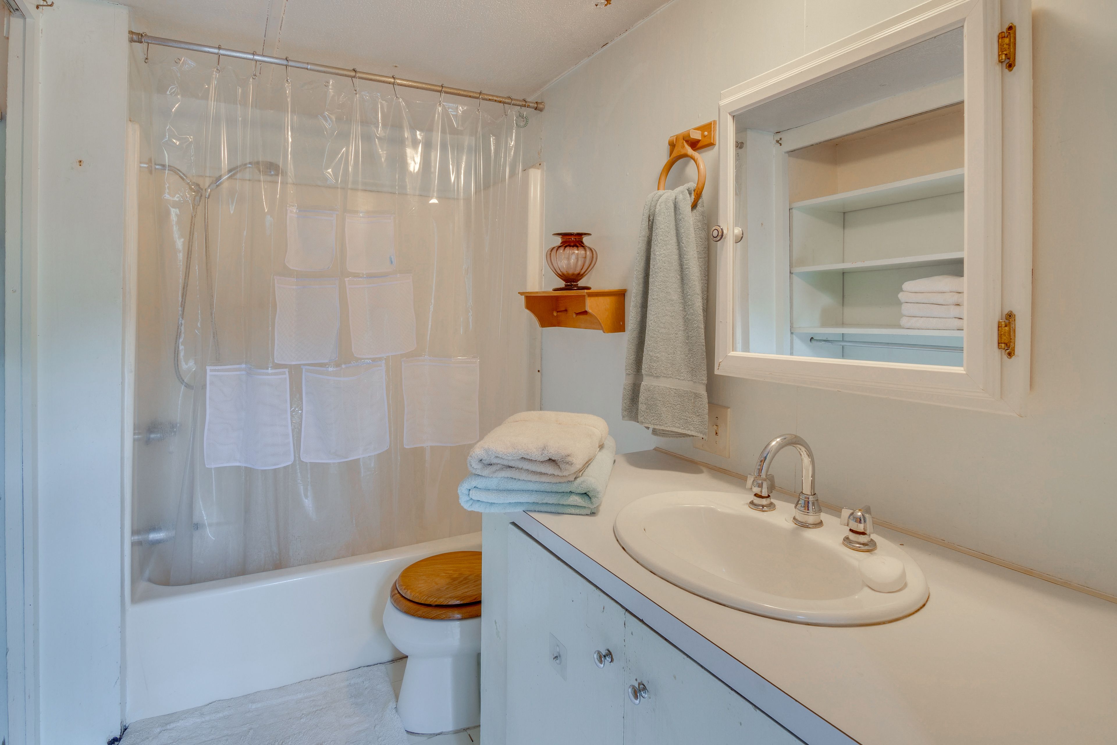 Full Bathroom | Towels Provided