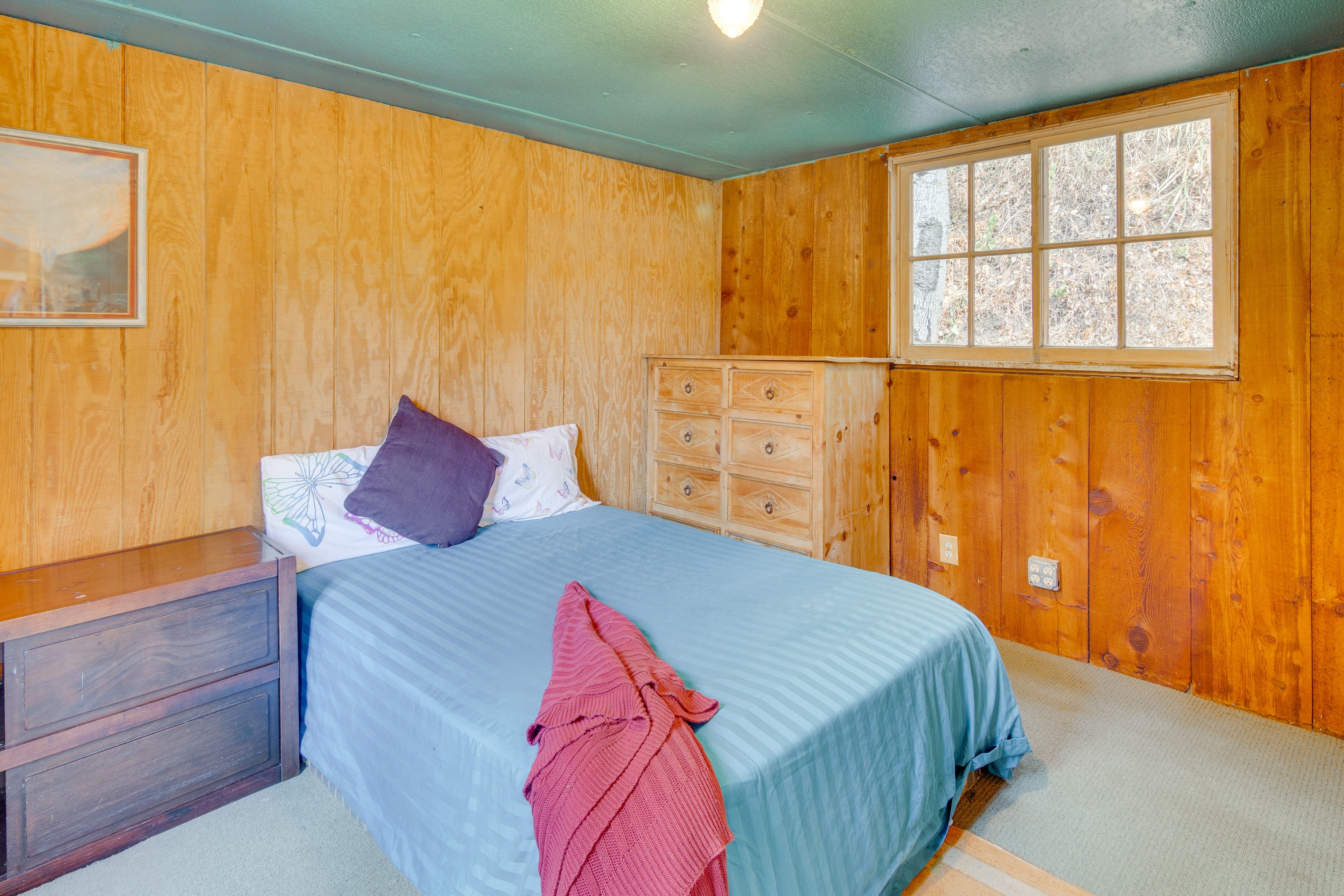 Bedroom | Full Bed | Linens Provided