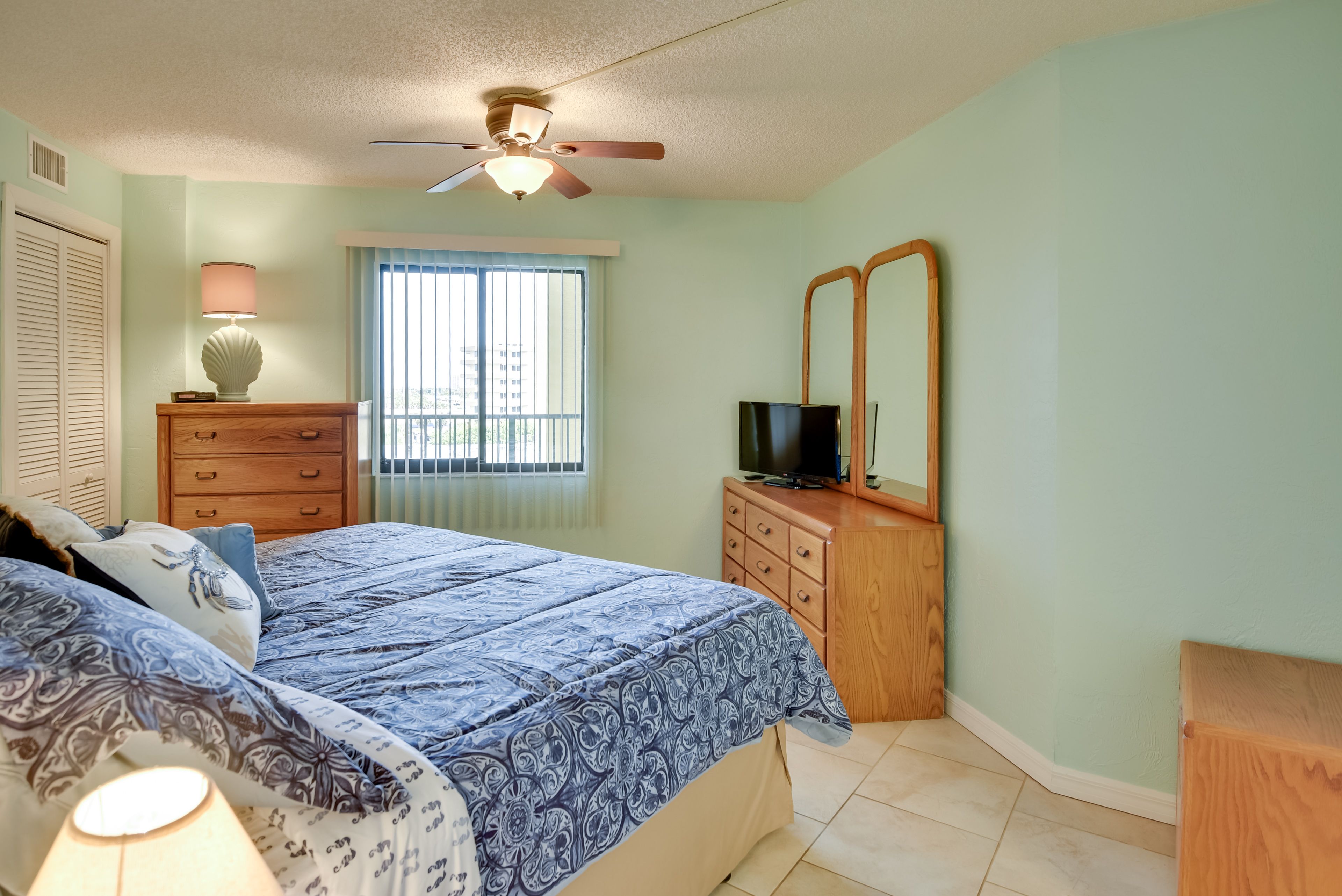 Bedroom | King Bed | En-Suite Bathroom