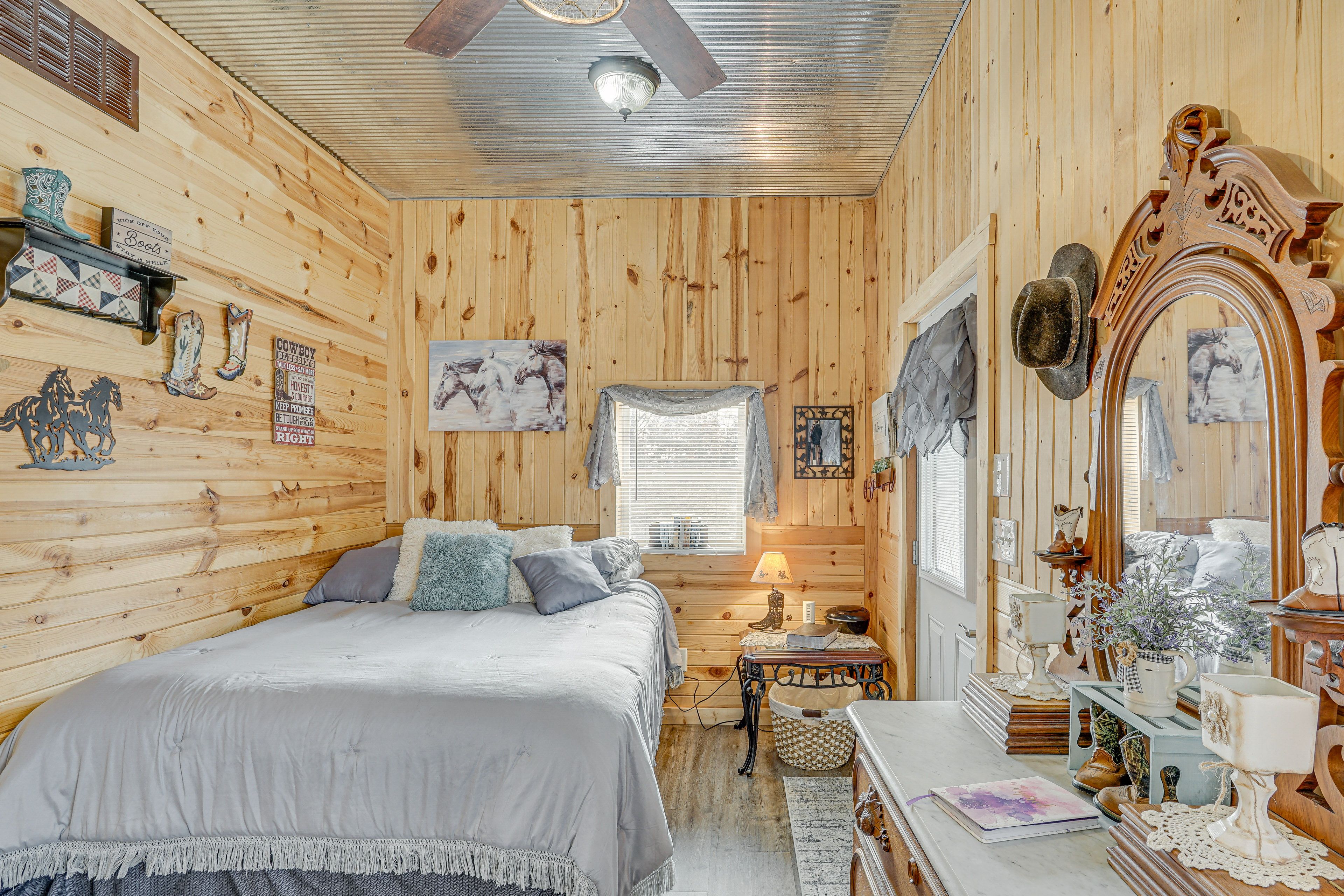 Bedroom  | Queen Bed | Linens & Towels Provided