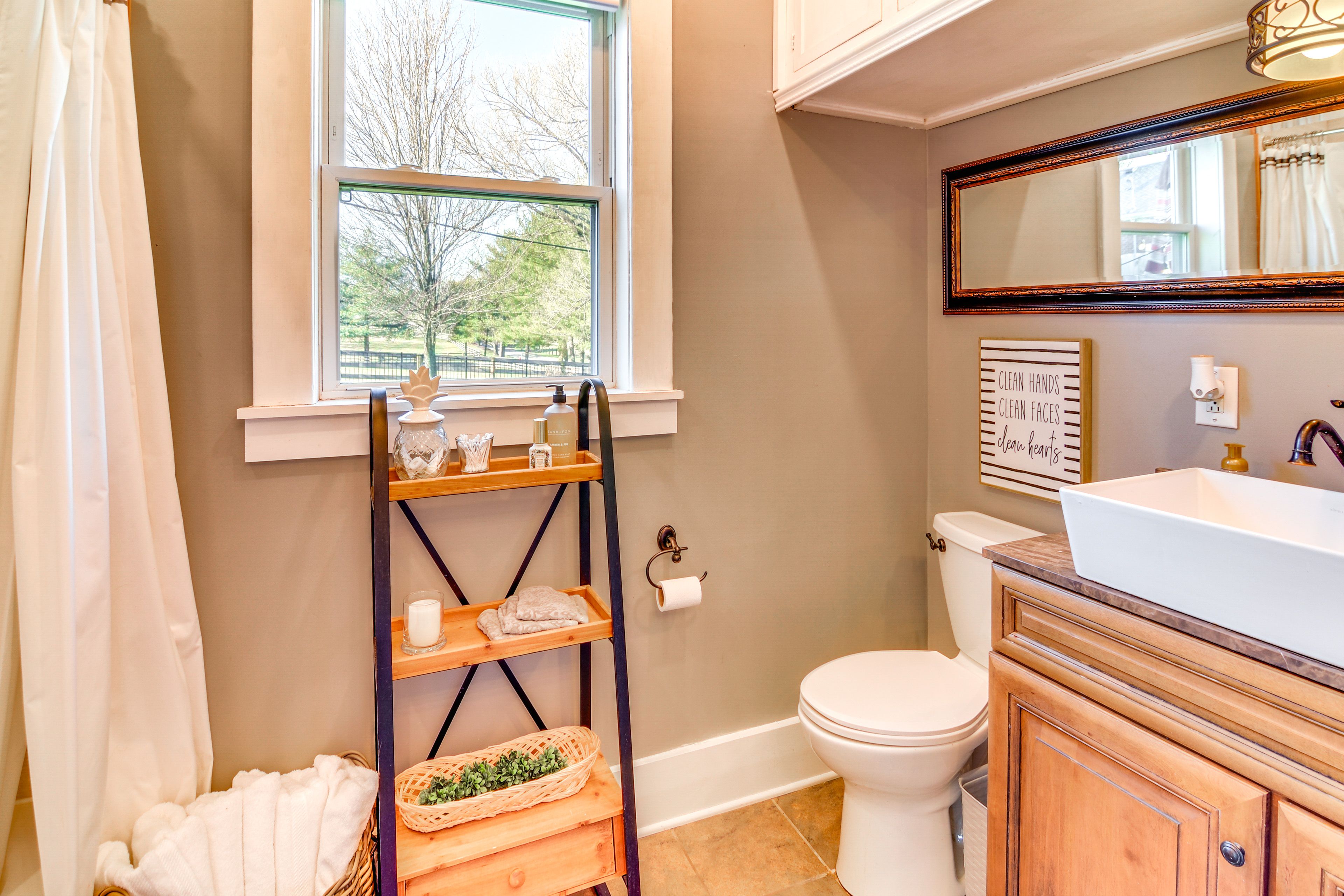 Full Bathroom | 1st Floor | Towels Provided