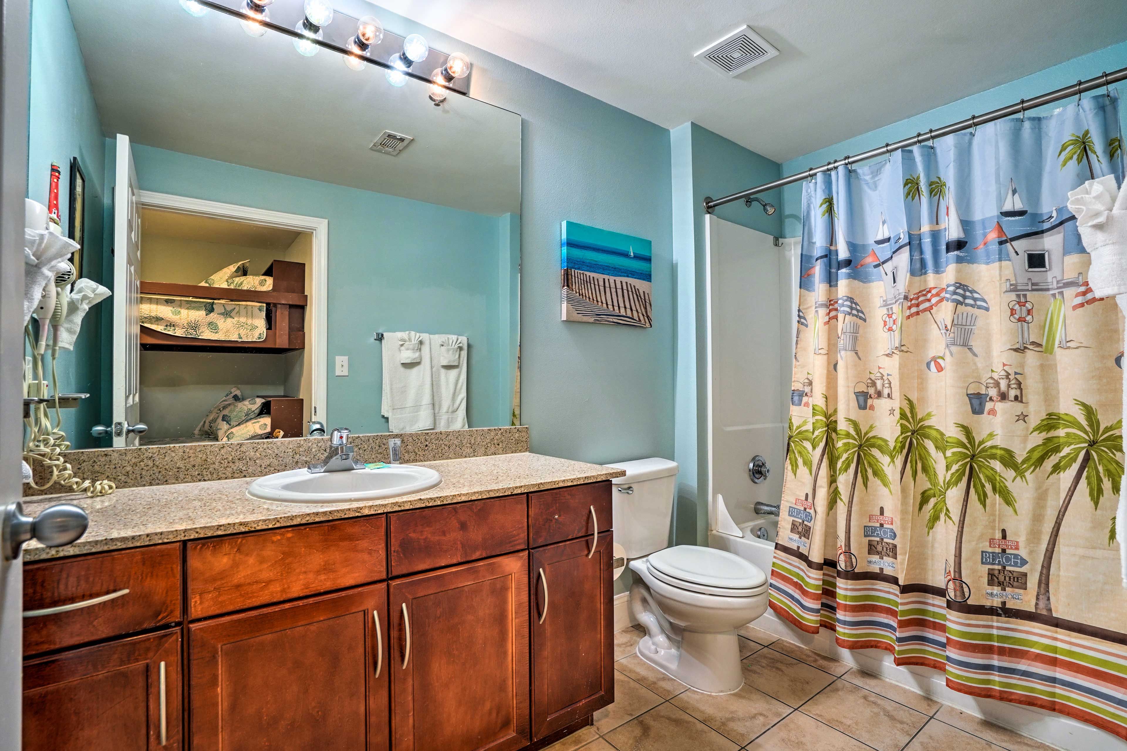 Full Bathroom | Main Level | Towels Provided