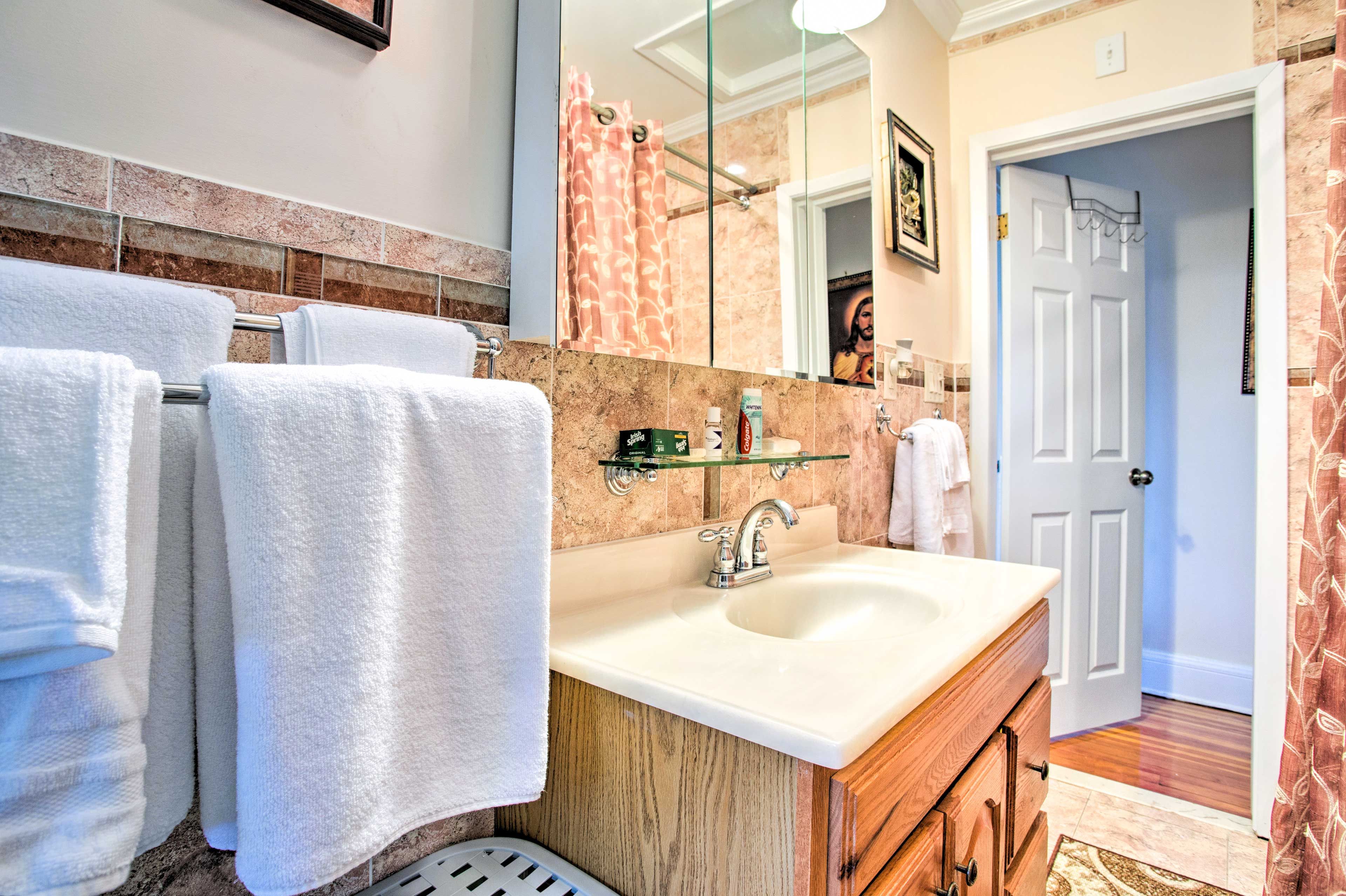 Full Bathroom | Towels Provided | Complimentary Toiletries