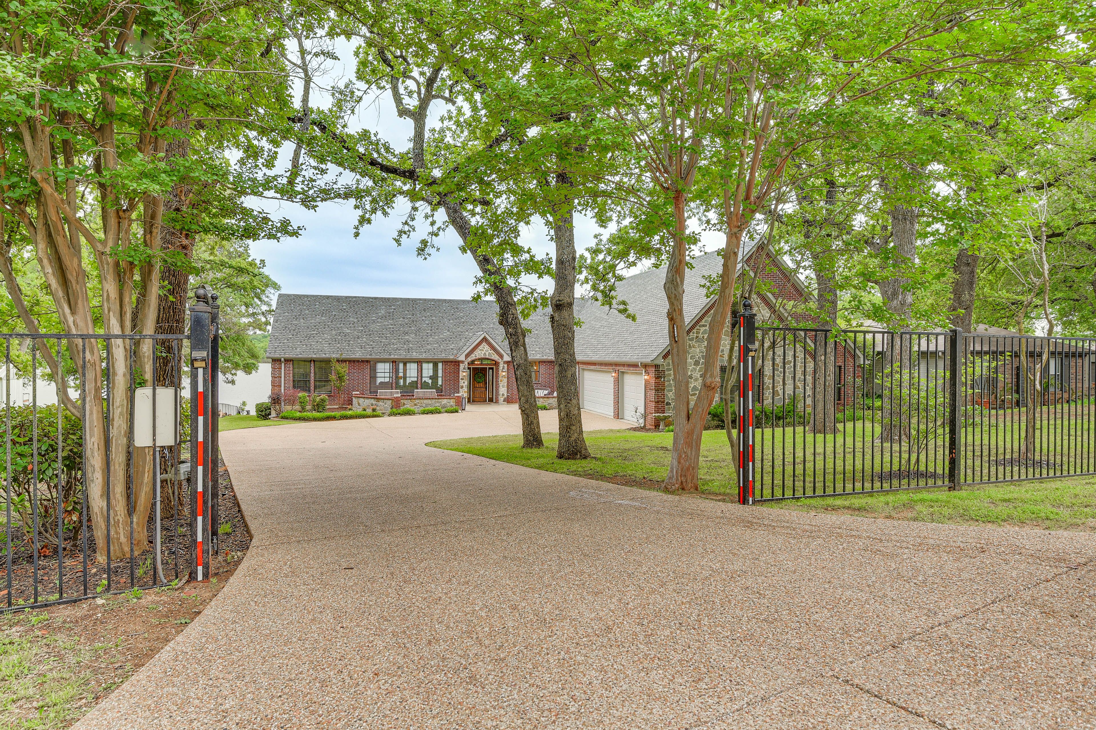 Parking | Driveway (6 Vehicles)