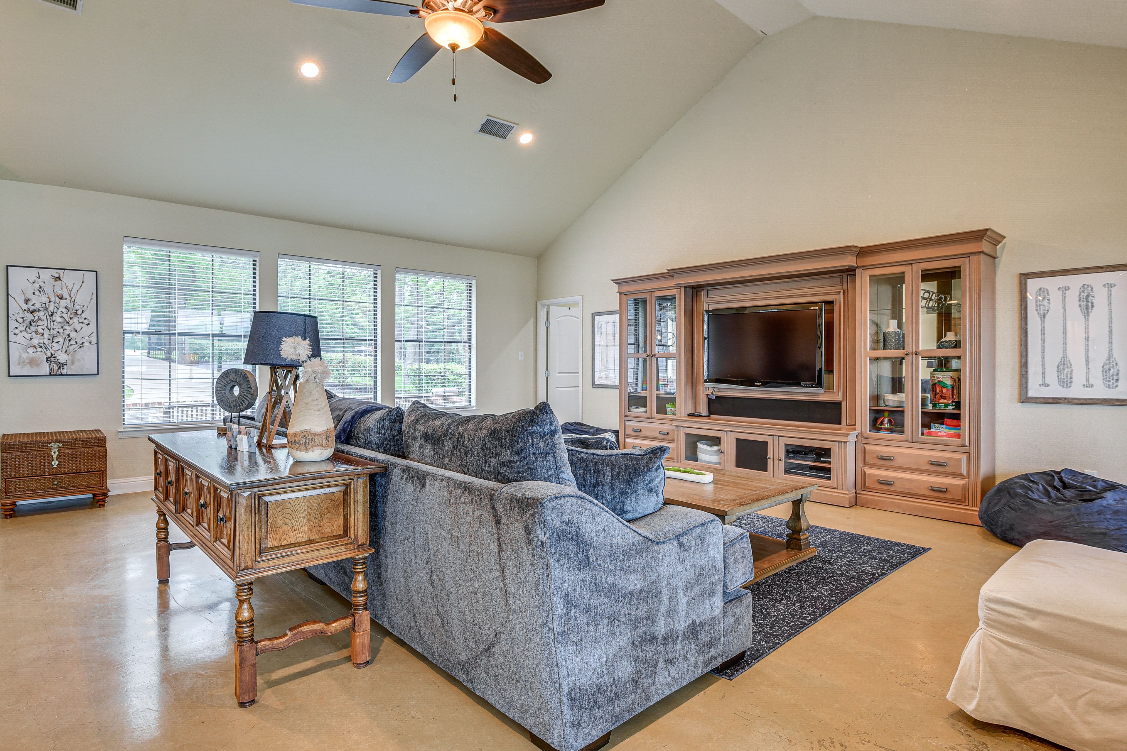 Living Room | Smart TV
