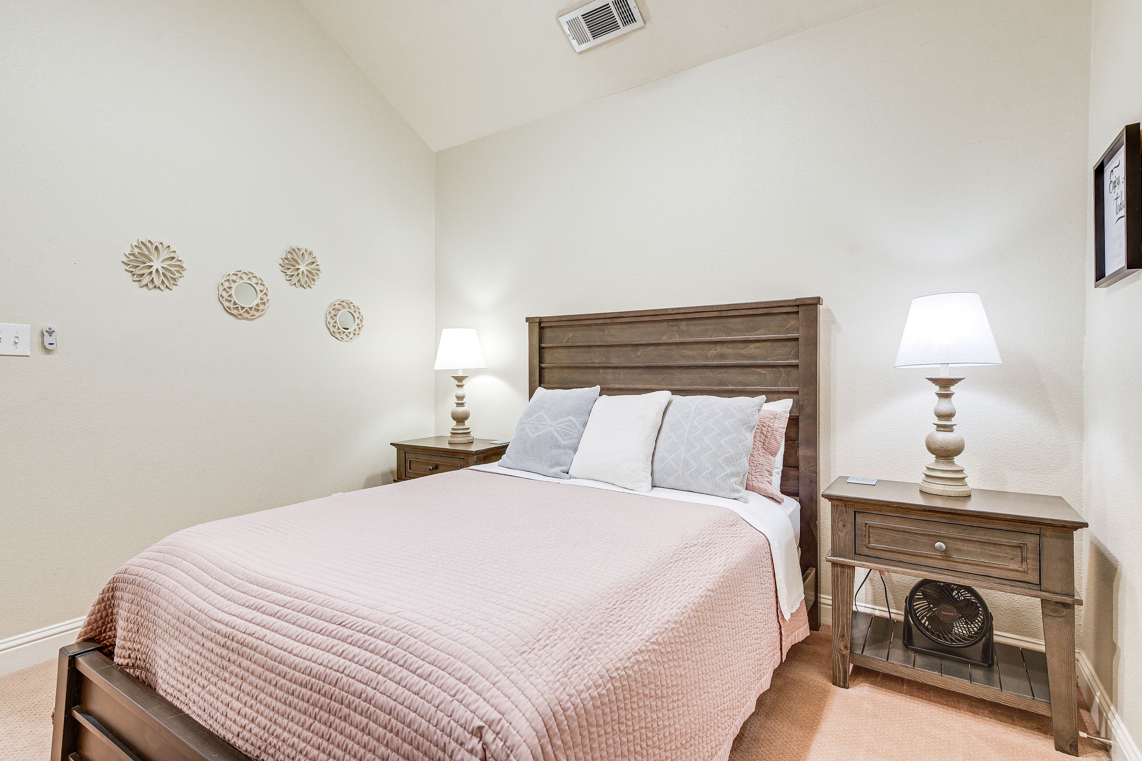 Bedroom 2 | Queen Bed