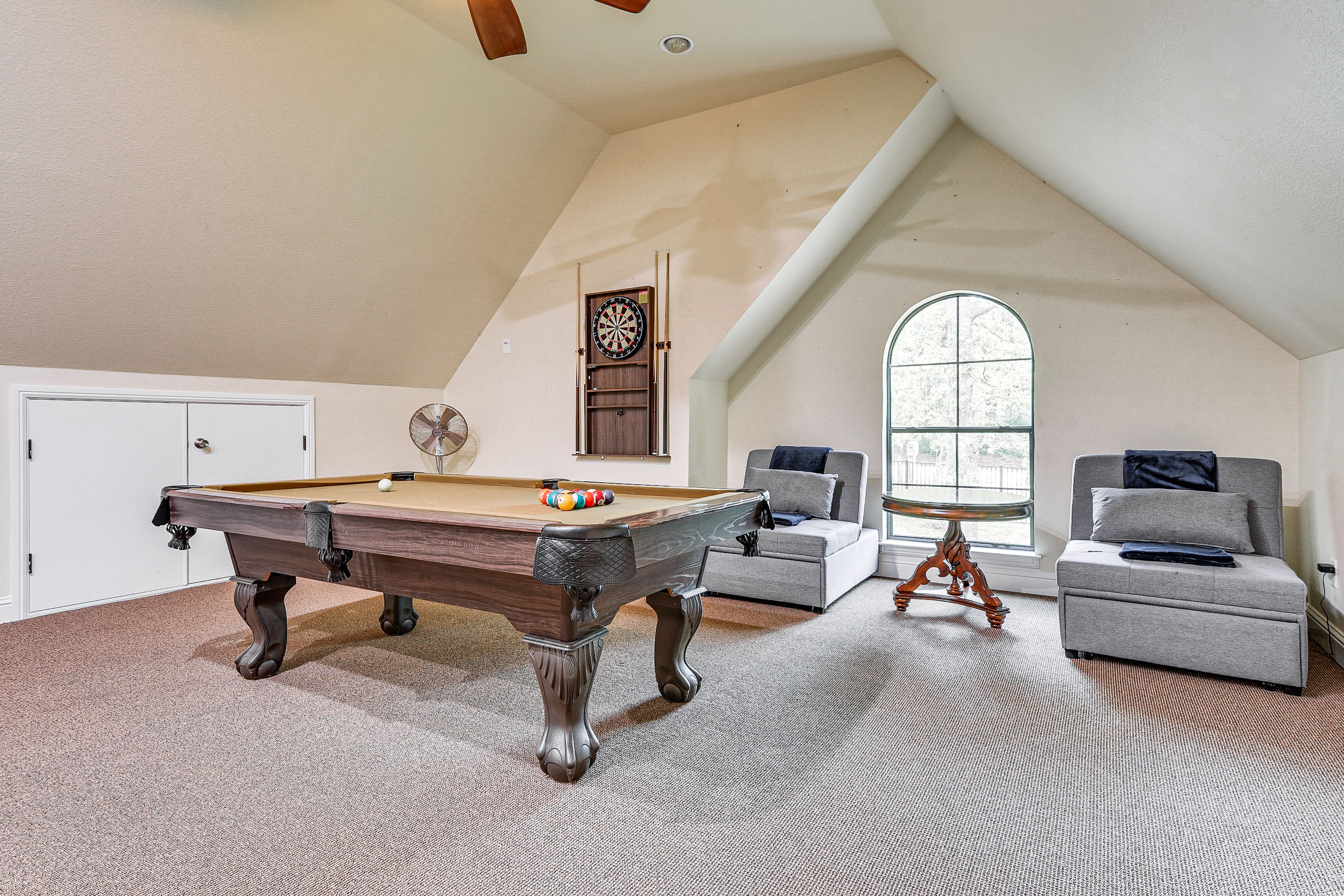 Game Room | Twin Daybed w/ Twin Trundle | Smart TV | Board Games
