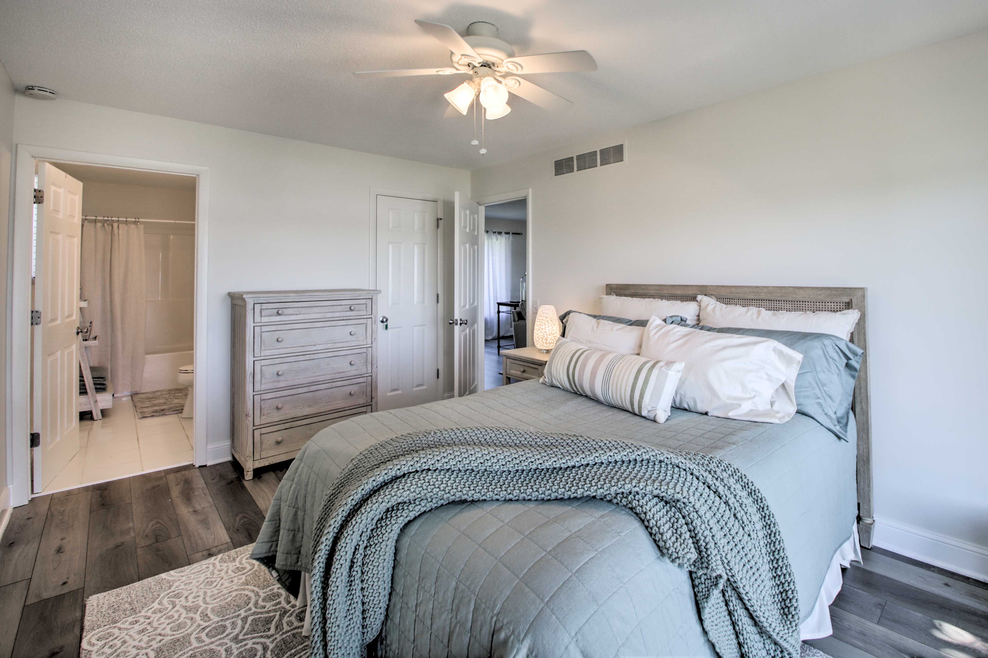Bedroom 1 | Queen Bed