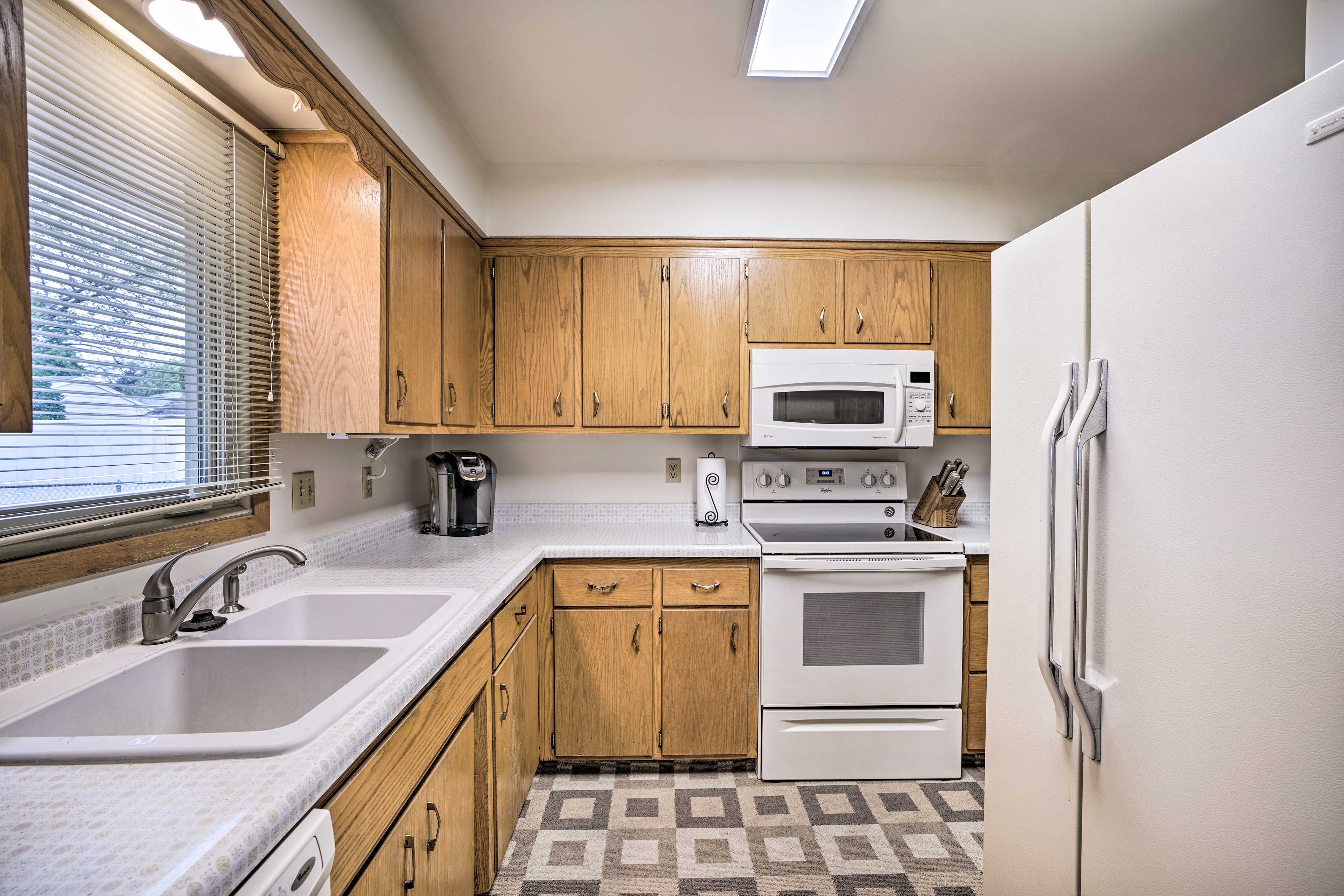 Kitchen | Fully Equipped w/ Cooking Basics