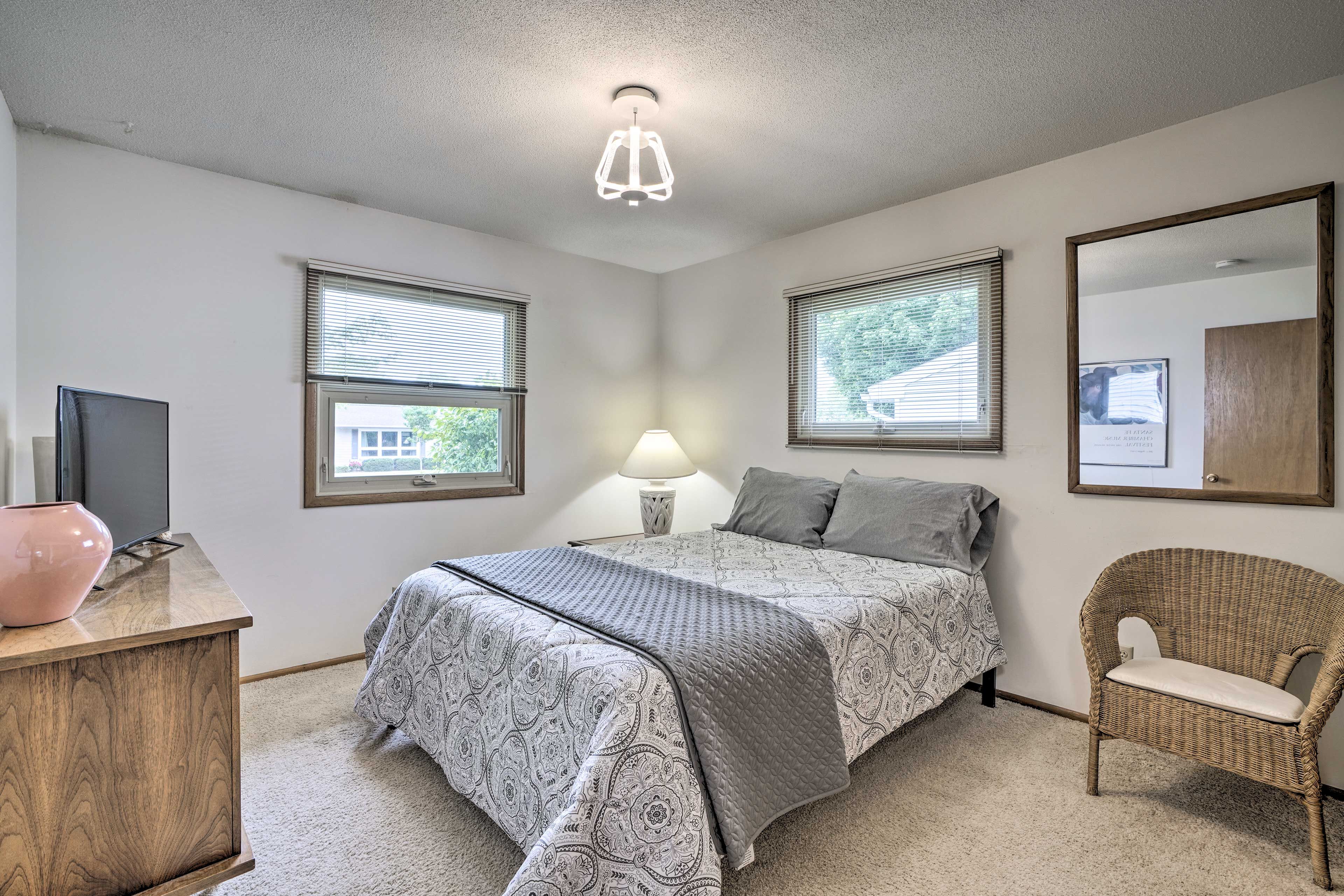 Bedroom 2 | Queen Bed | 1st Floor
