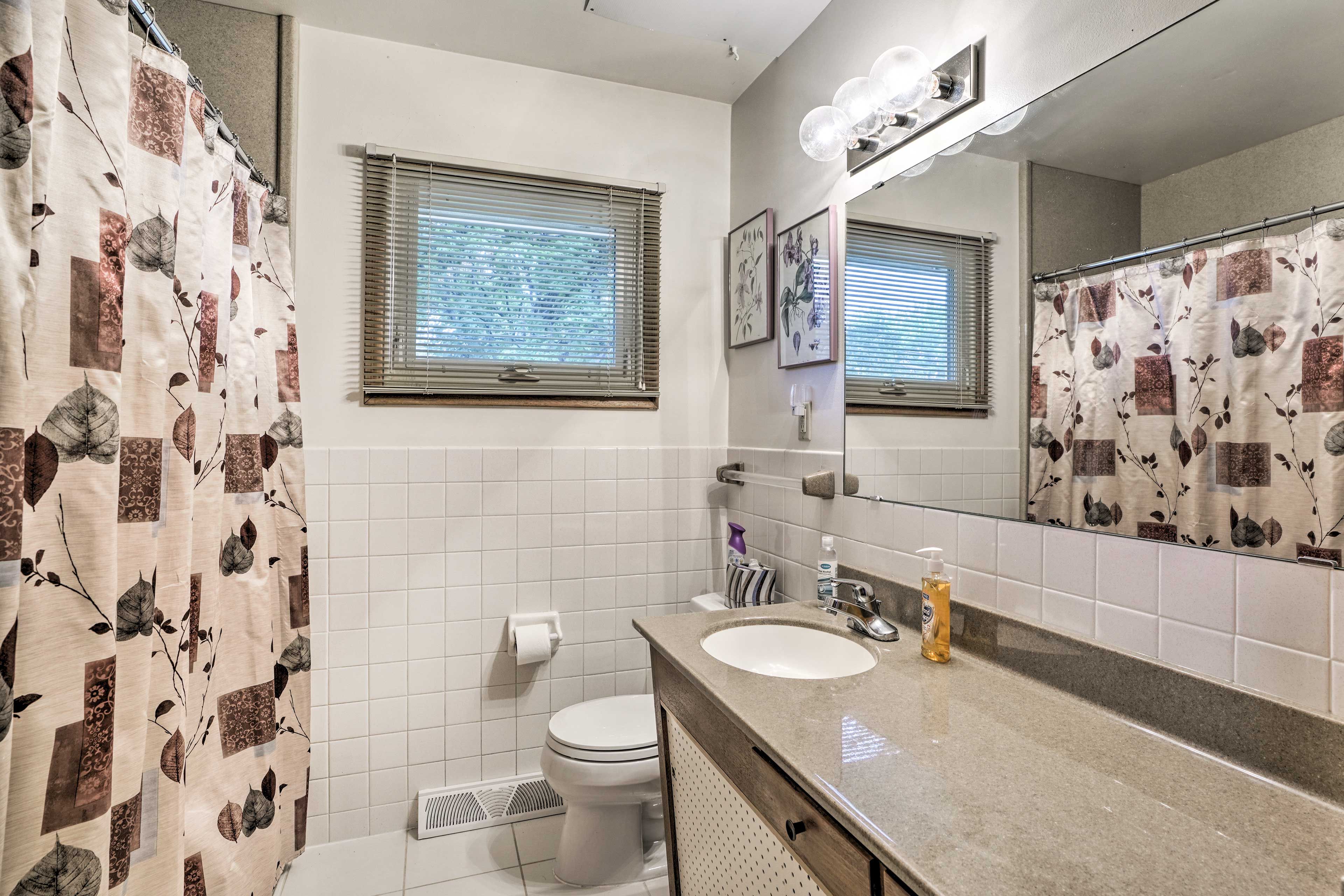Full Bathroom | Towels Provided | Complimentary Toiletries