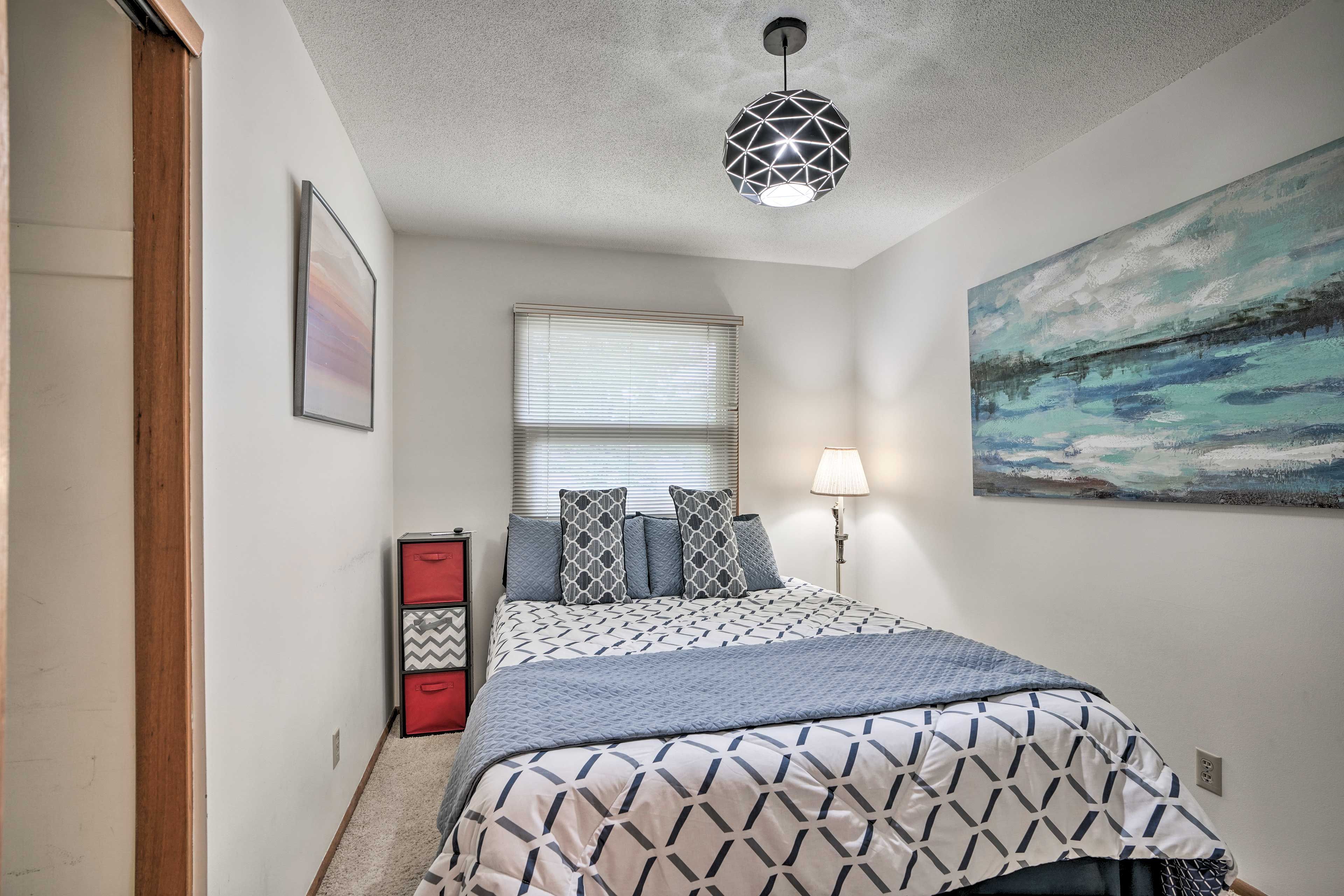 Bedroom 1 | Queen Bed | 1st Floor