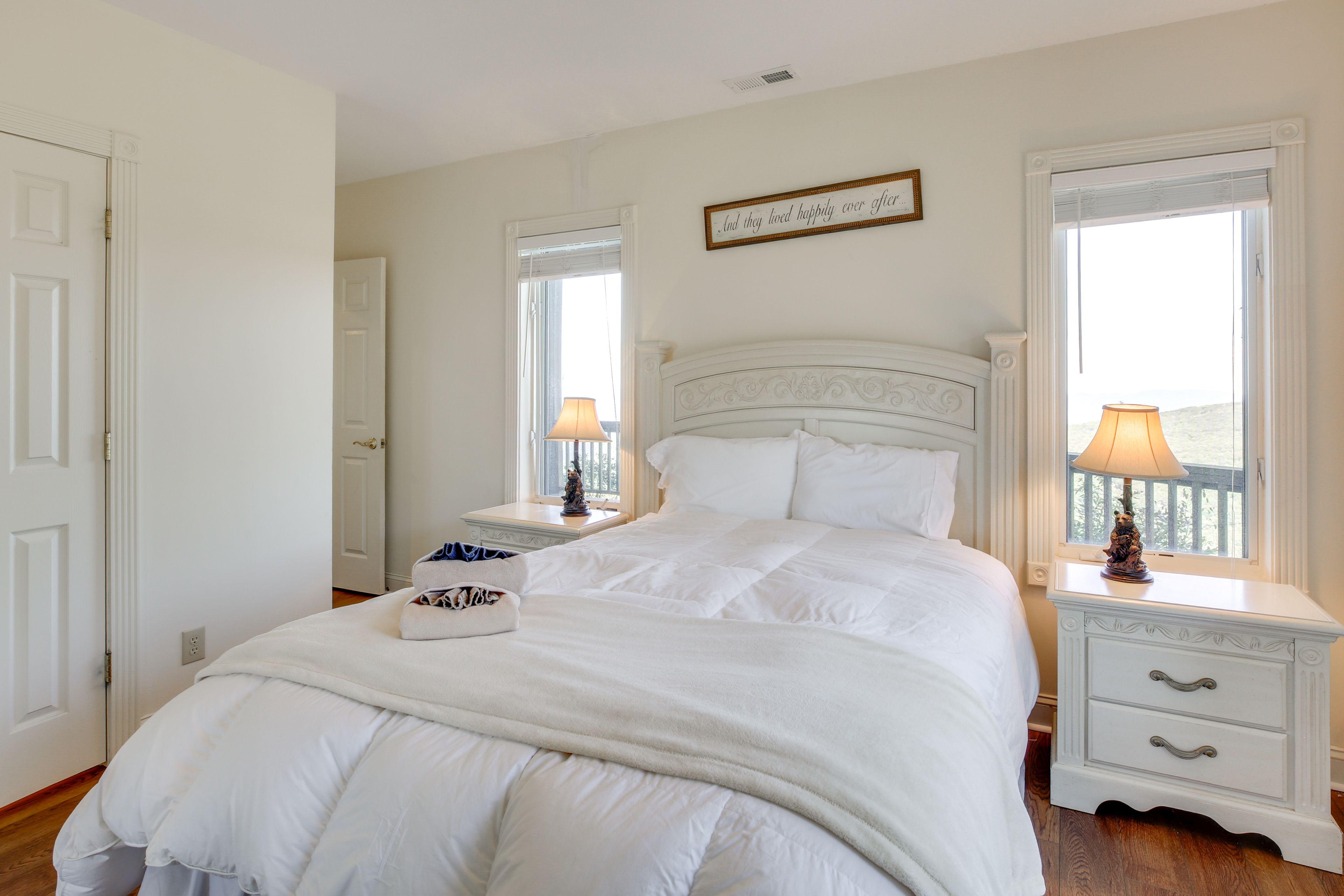 Bedroom 2 | Queen Bed | En-Suite Bathroom | 1st Floor