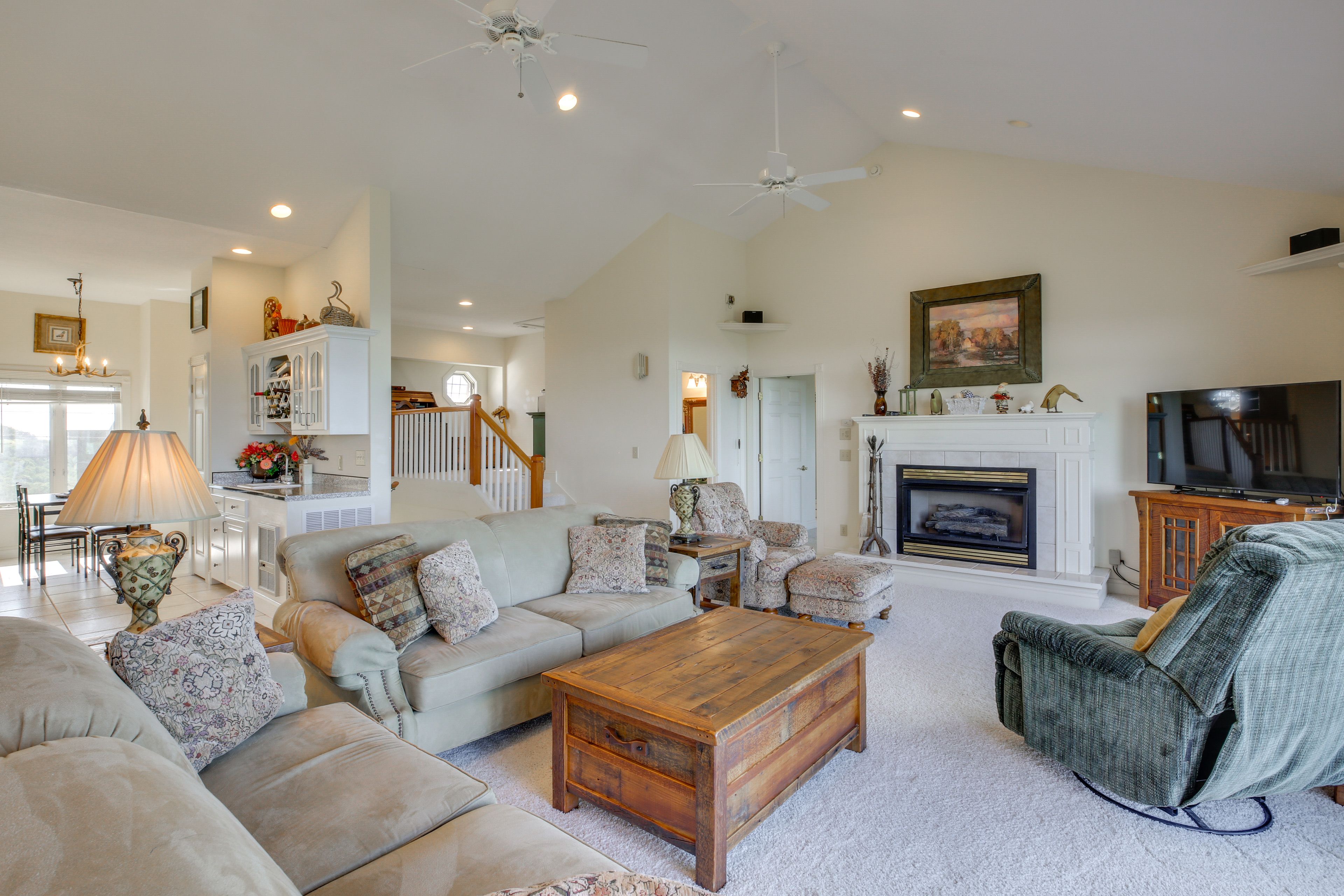 Living Room | Free WiFi | Gas Fireplace | 2nd Floor