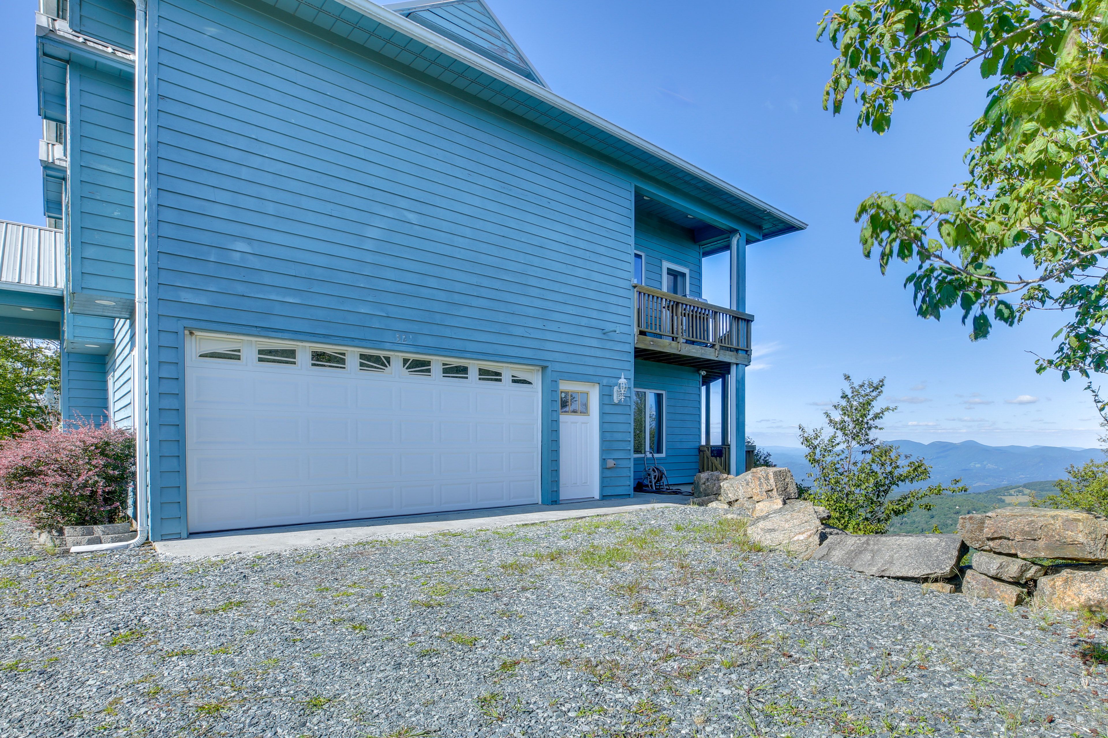 Exterior | Parking | Driveway (4 Vehicles)