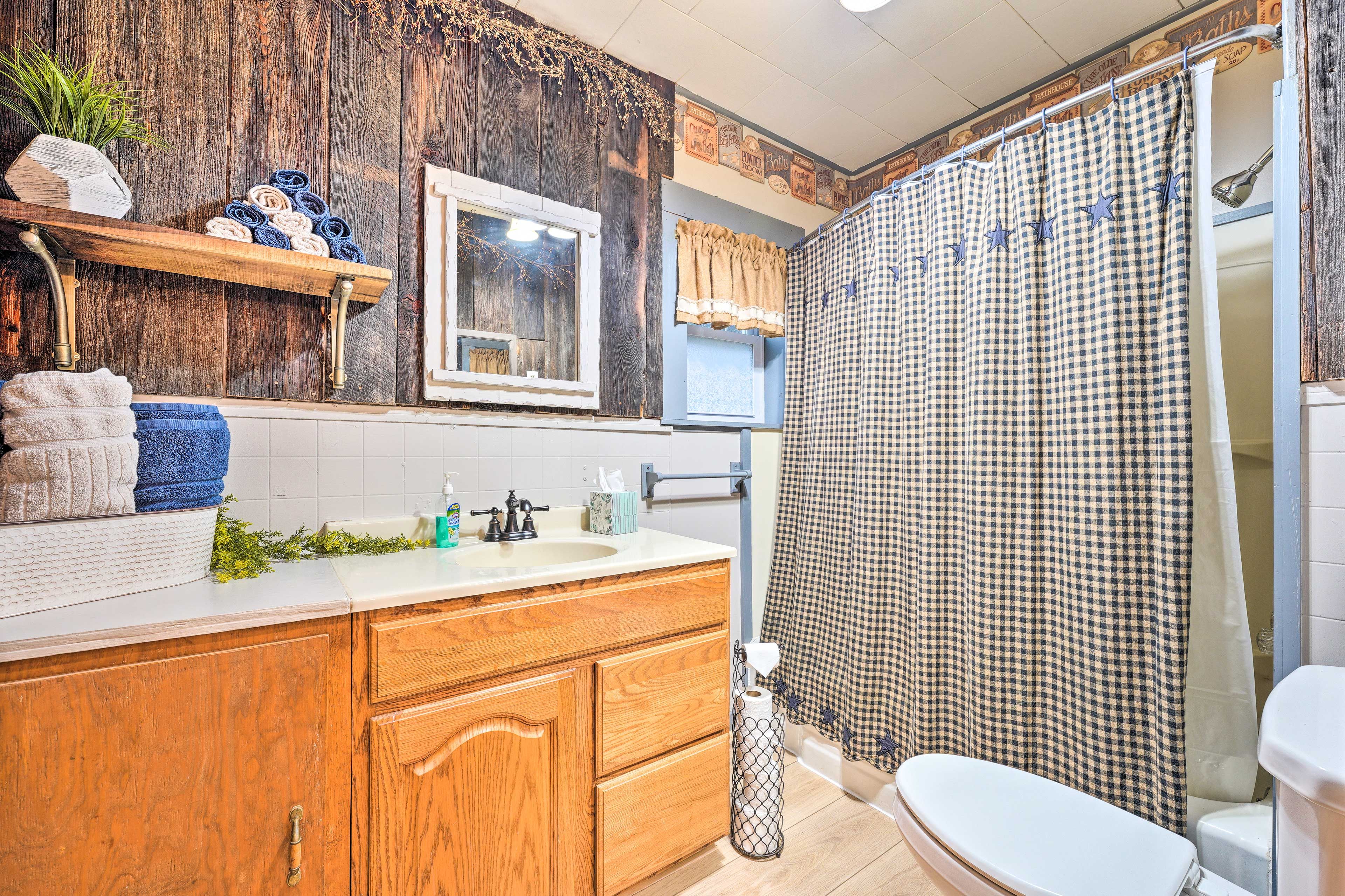Full Bathroom | Complimentary Toiletries | 1st Floor