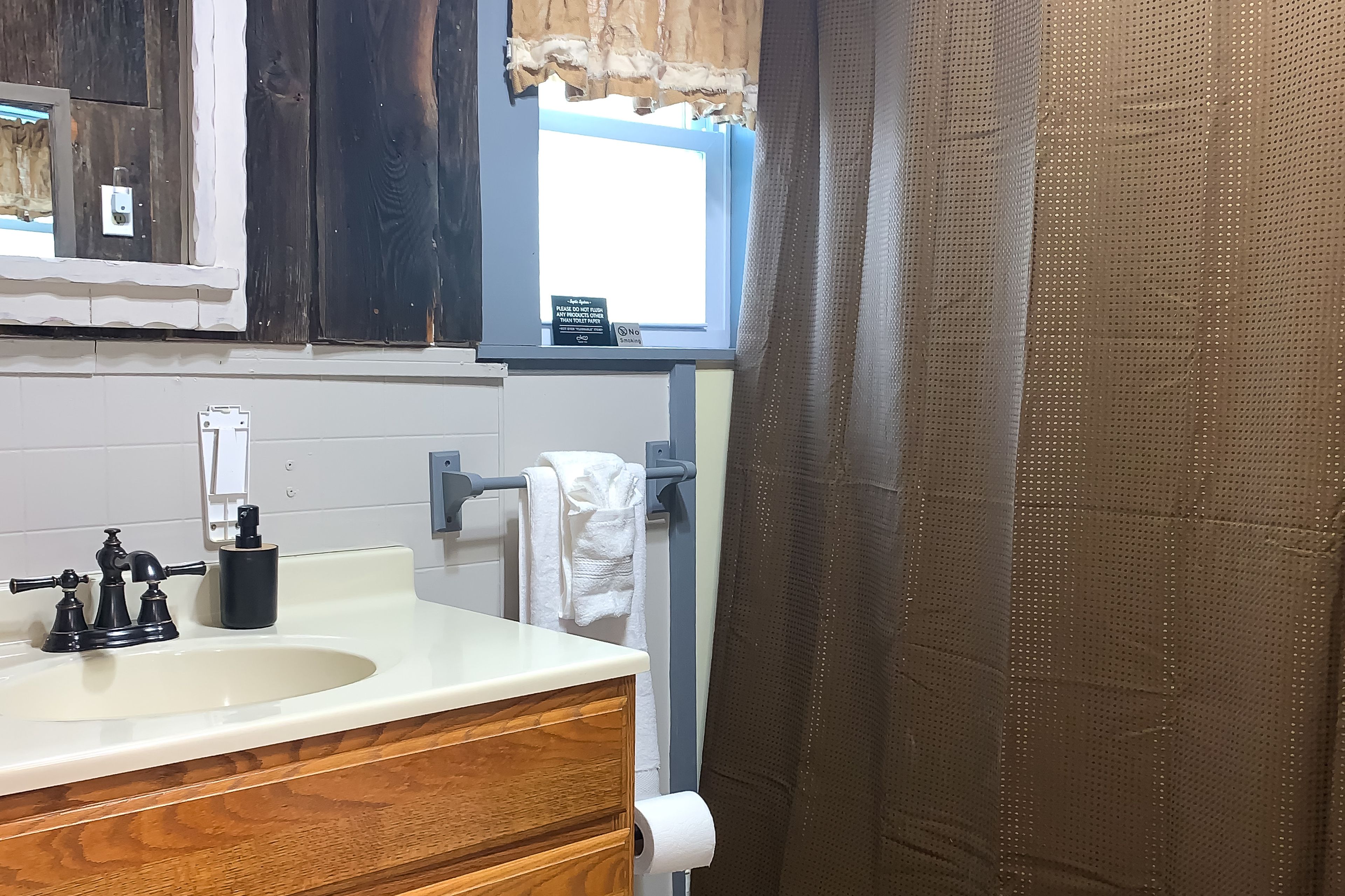 Full Bathroom | Complimentary Toiletries | 1st Floor