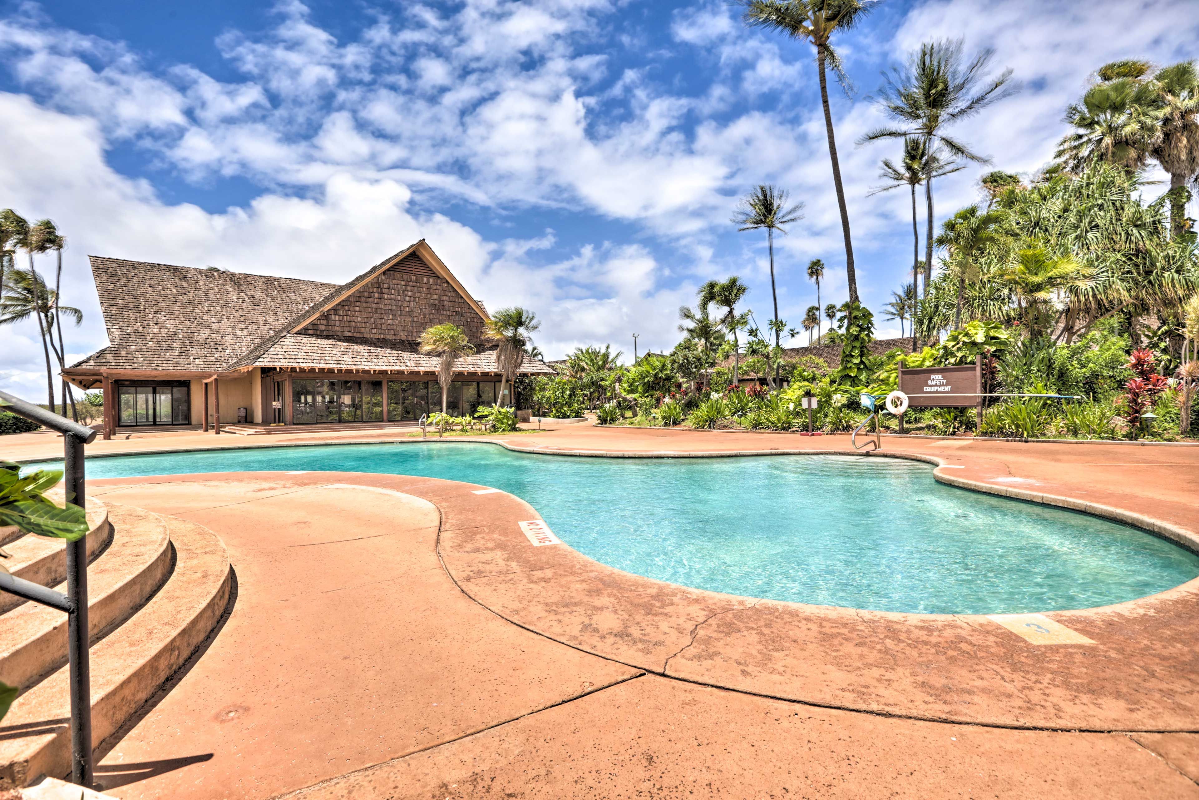Community Pool (Depth 2' - 6')
