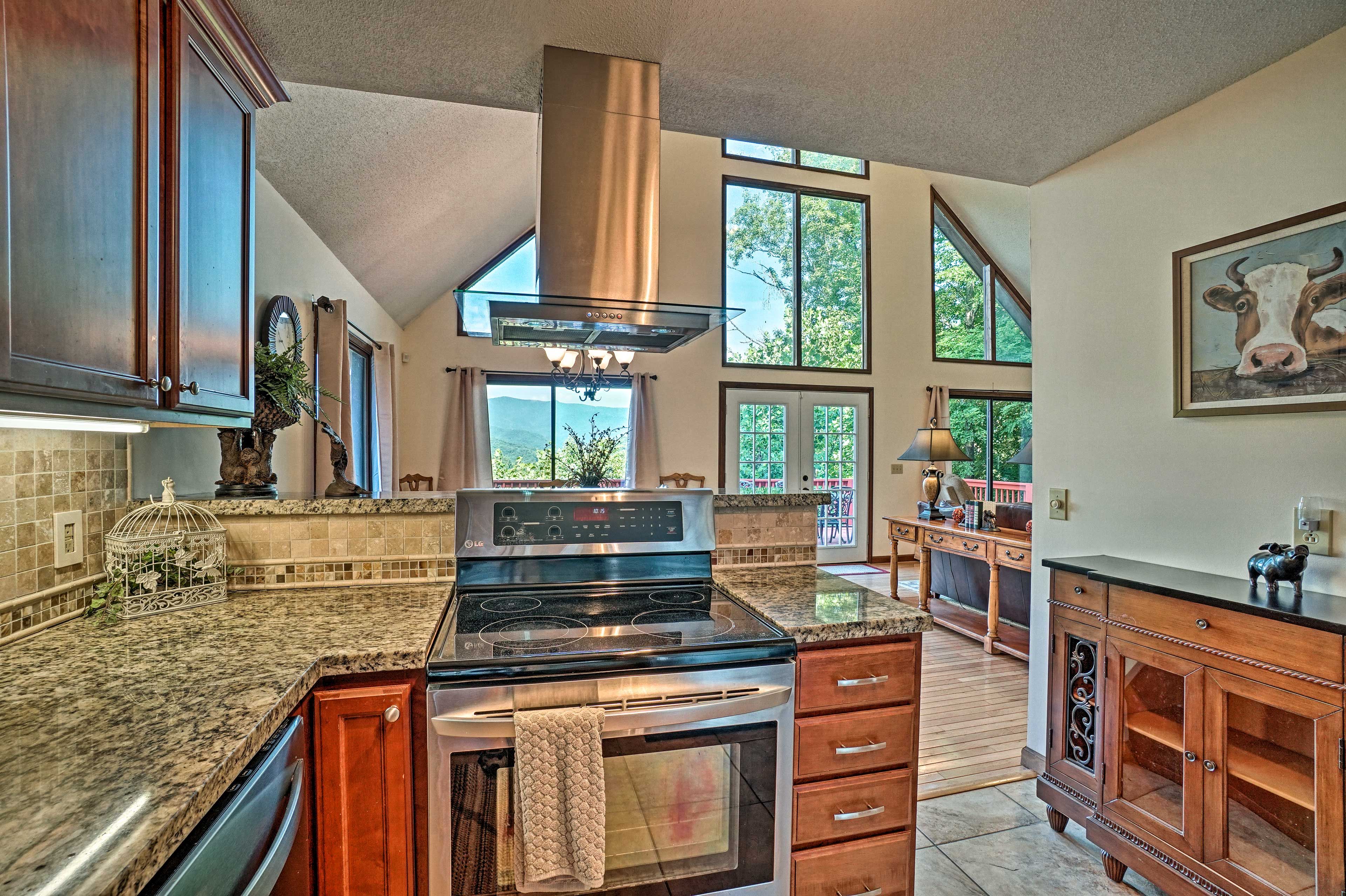 Fully Equipped Kitchen | Breakfast Bar w/ Bar Stools