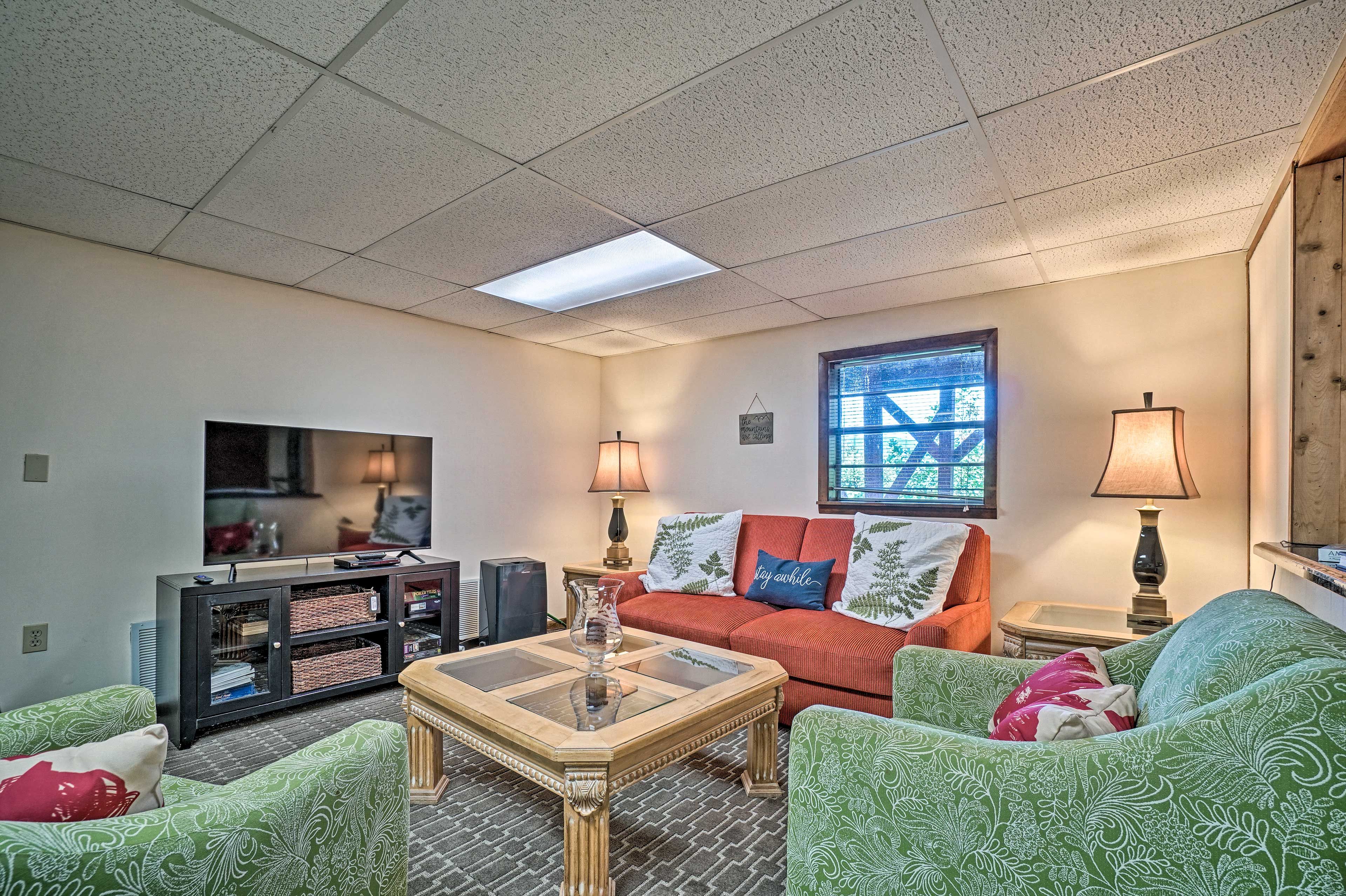Game Room | Sleeper Sofa | Smart TV | Basement