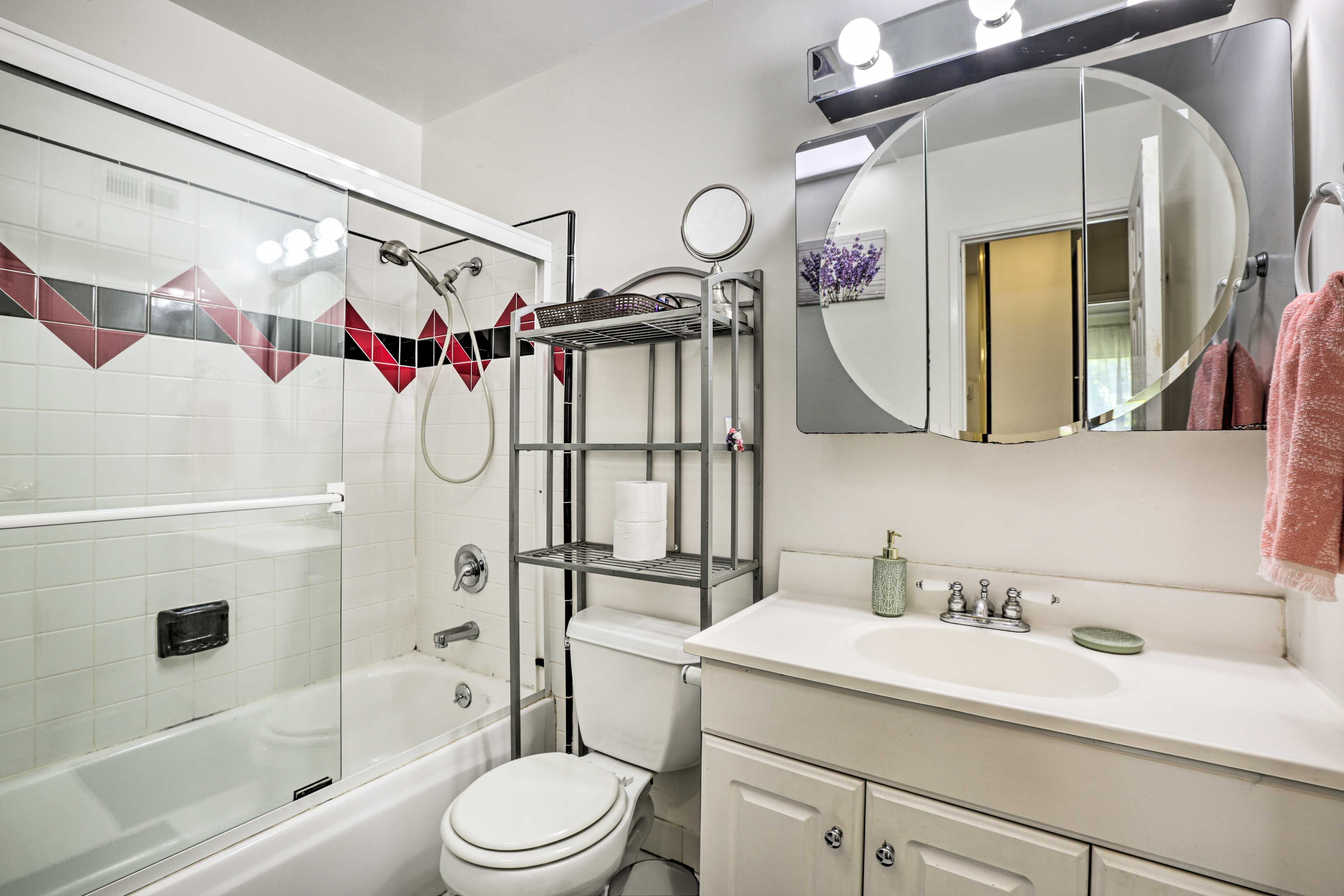 Full Bathroom | Towels Provided | Complimentary Toiletries