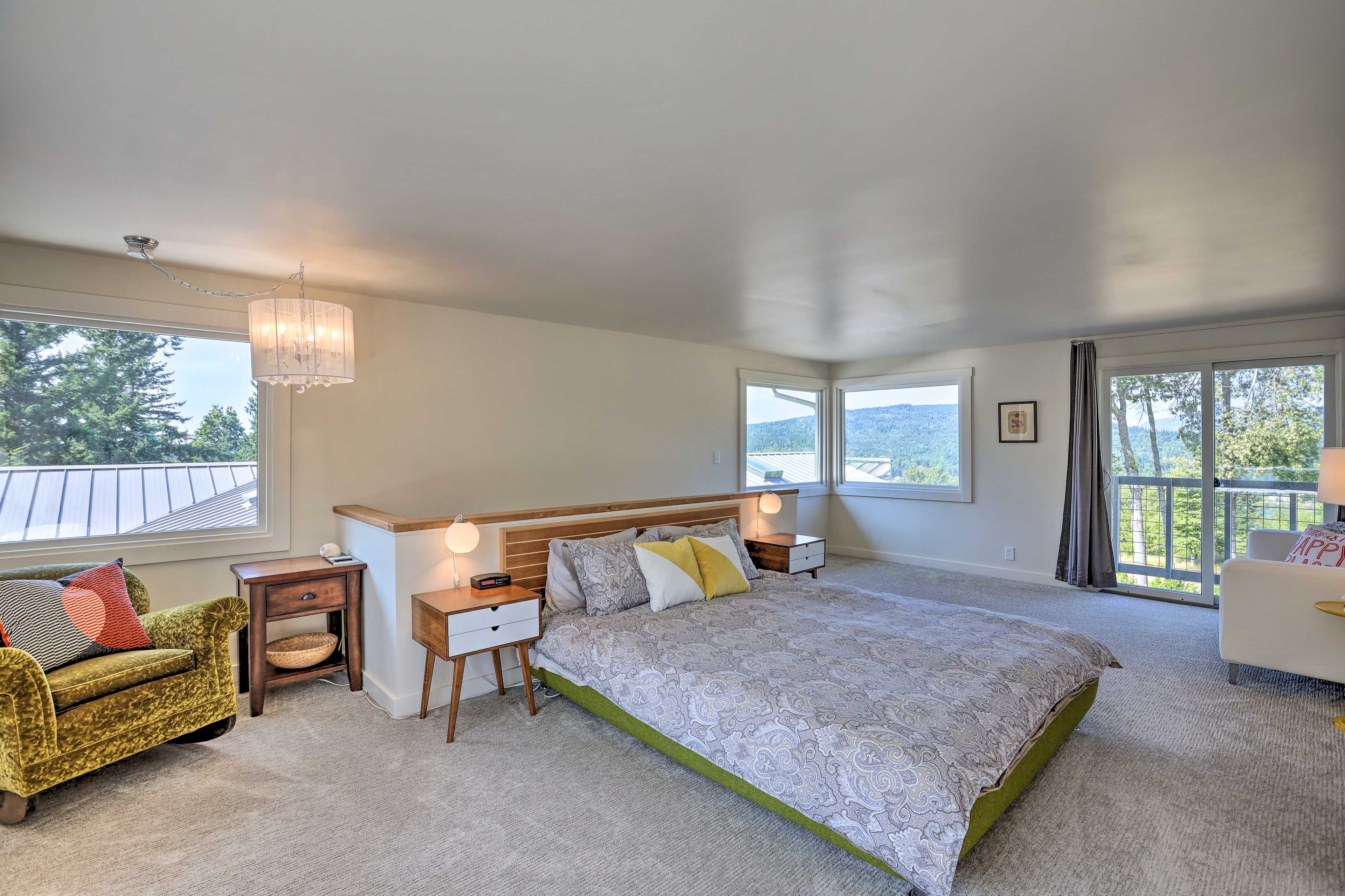 Bedroom 1 | Queen Bed | Twin Daybed | Top Floor