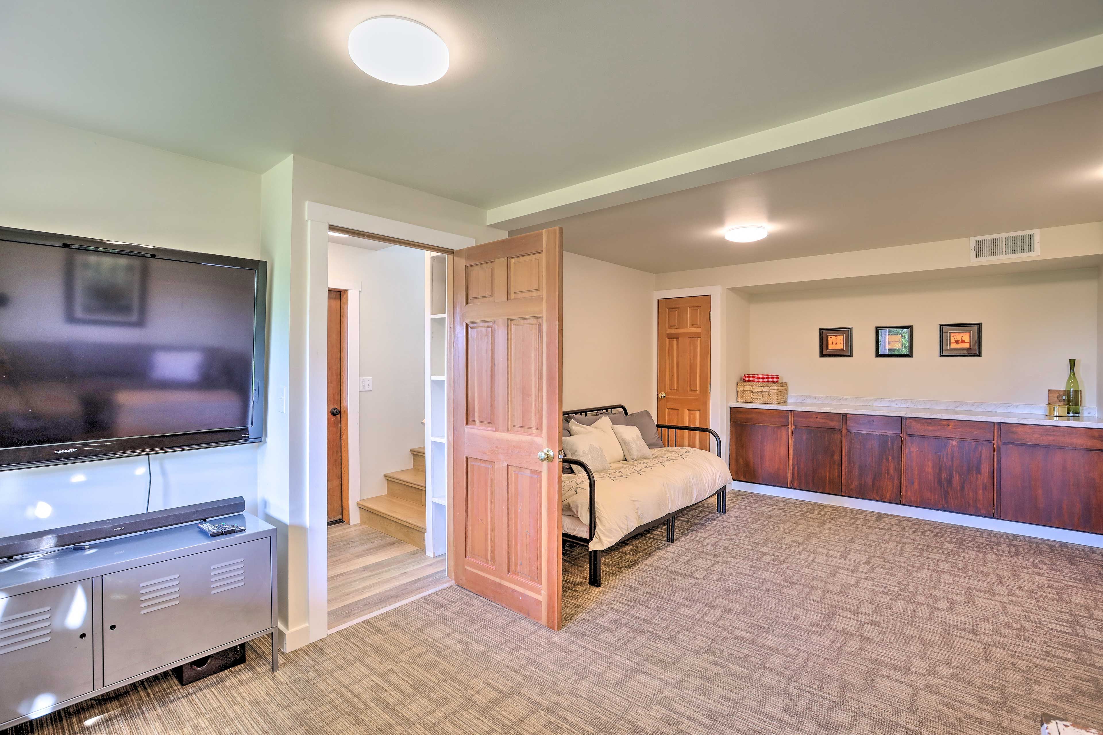 Game Room | King Daybed | Smart TV