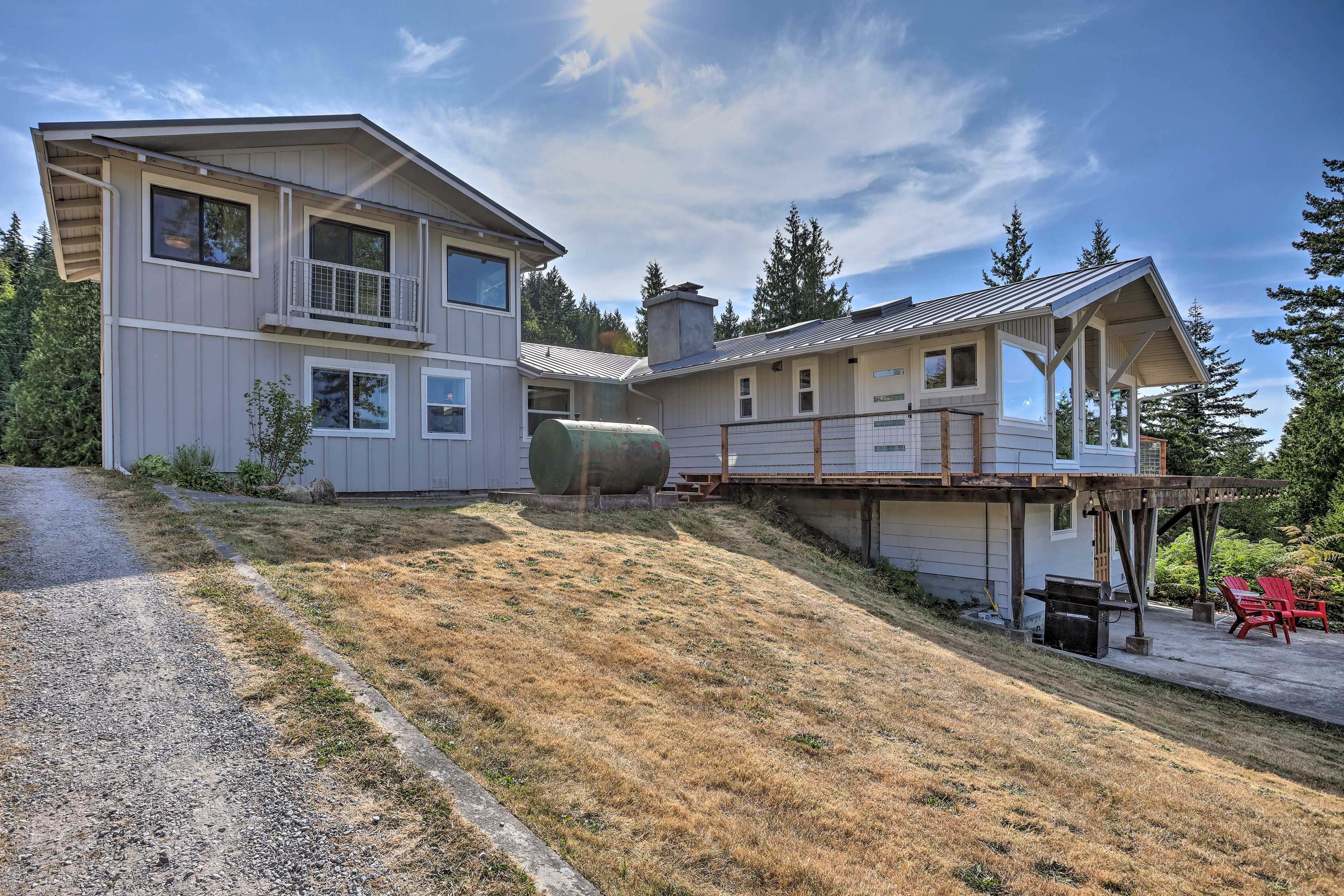 Home Exterior | Driveway Parking (7 Vehicles)