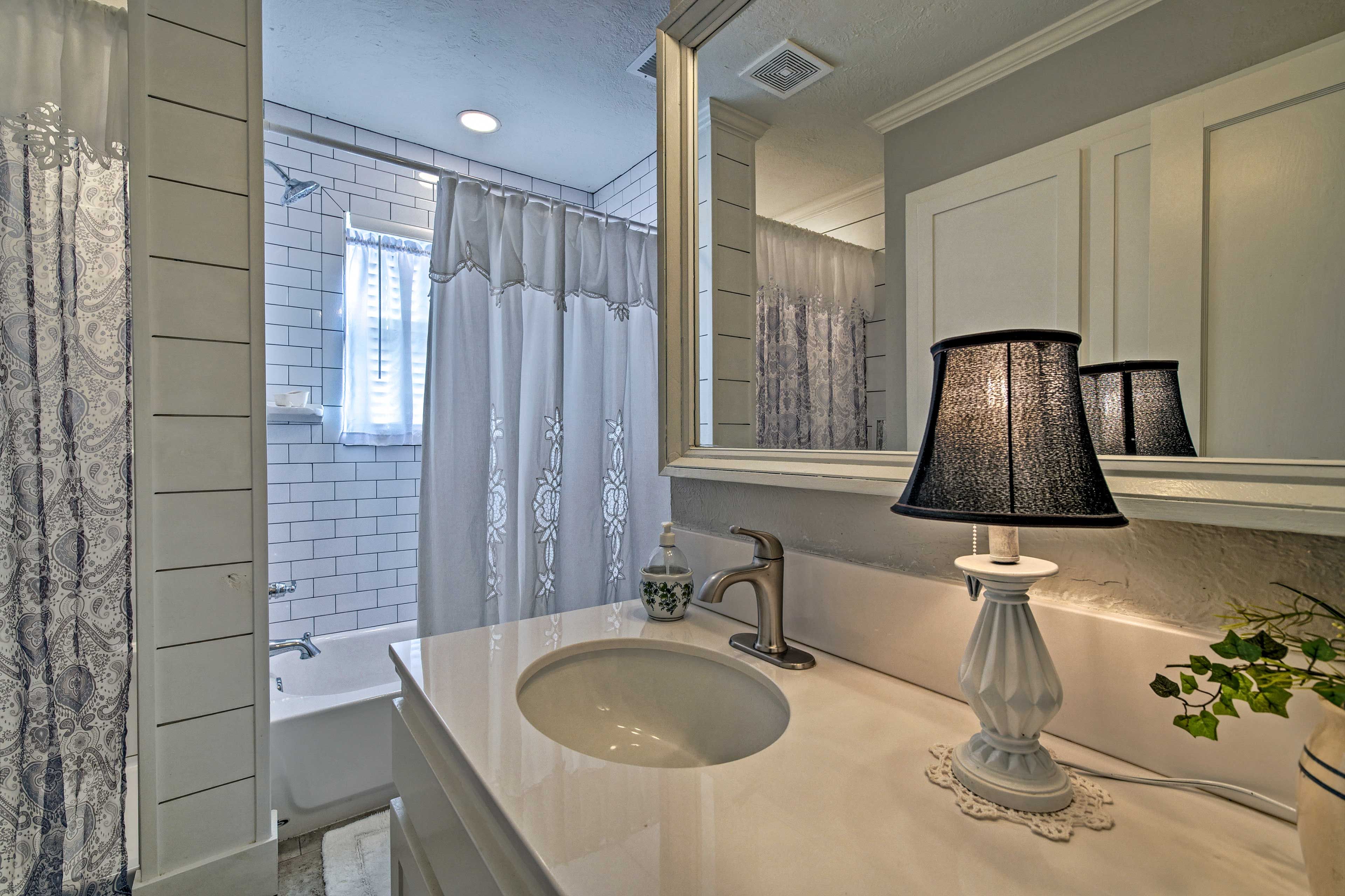 Full Bathroom | Linens & Towels | Complimentary Toiletries | Hair Dryer
