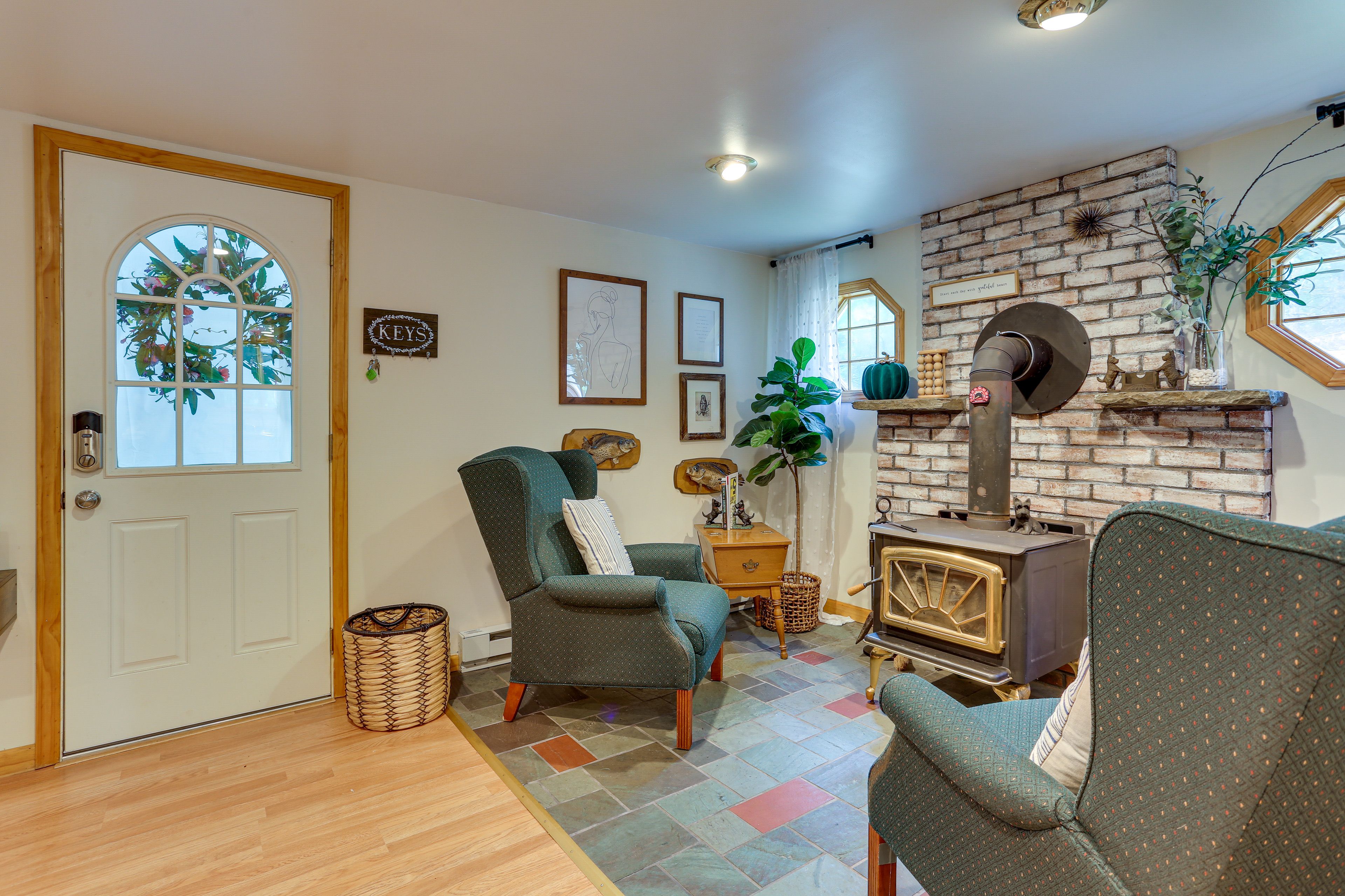 Living Room | 2 Twin Chairs | Free WiFi | Smart TV