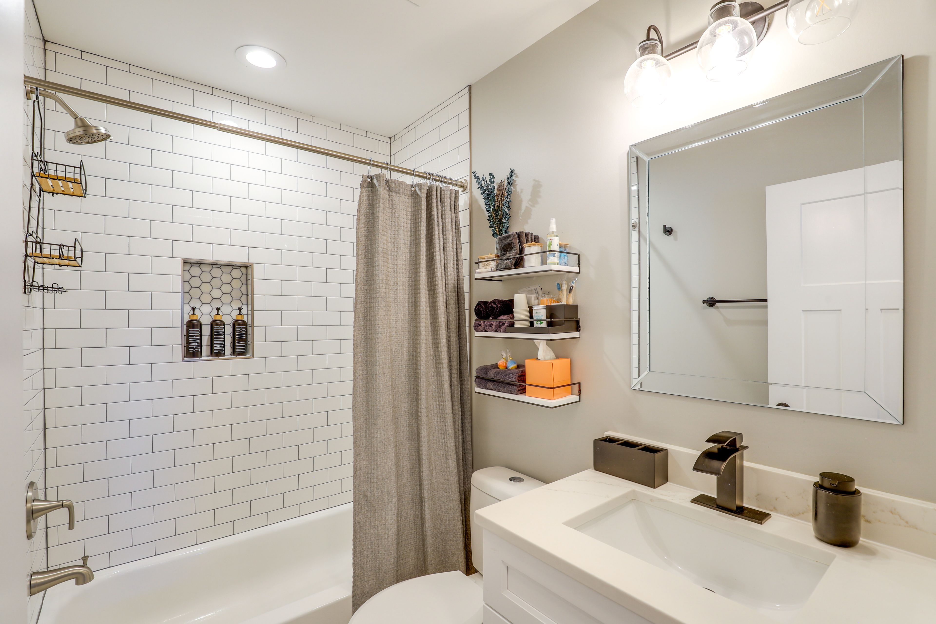 Full Bathroom | Complimentary Toiletries