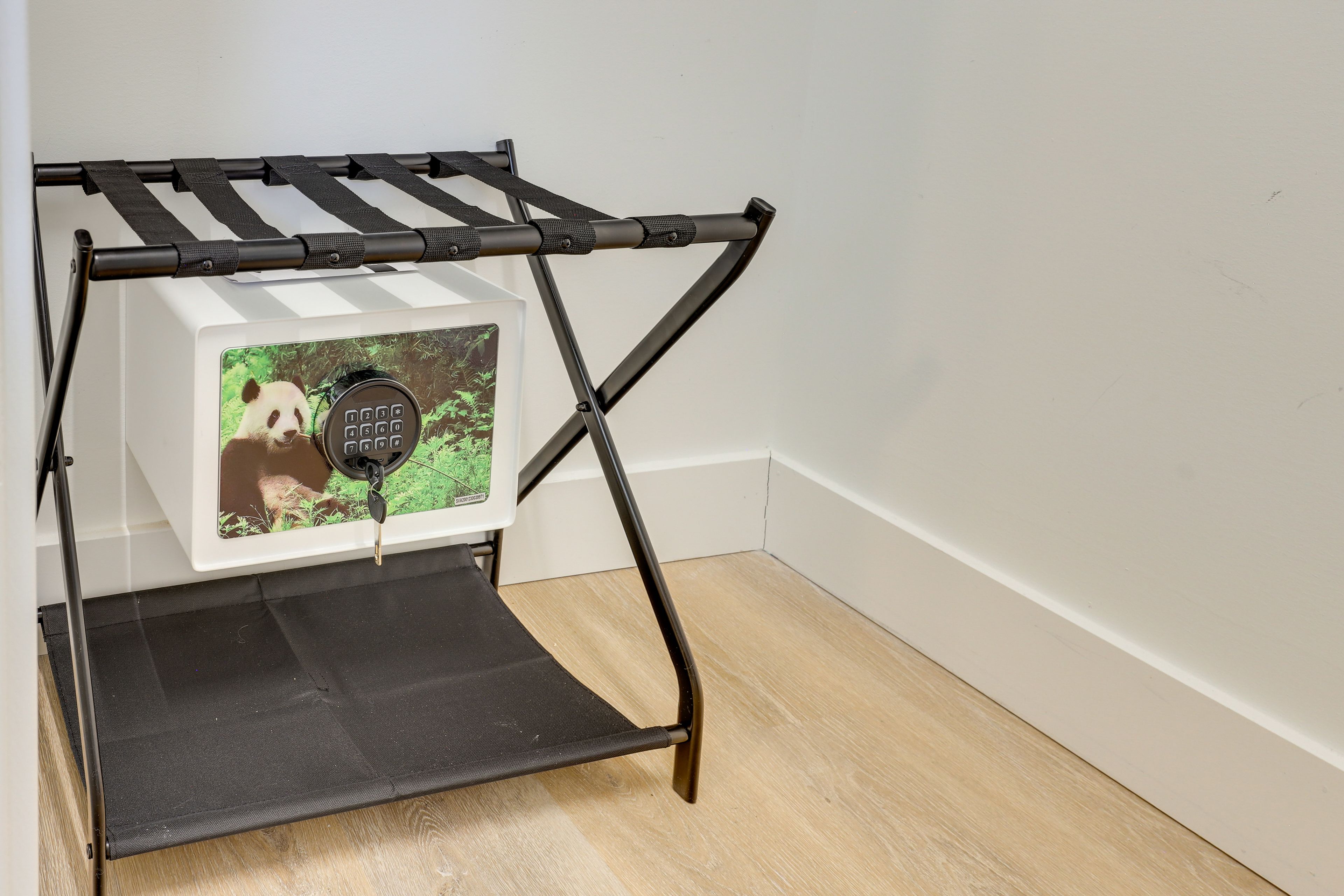 Luggage Rack | Safe