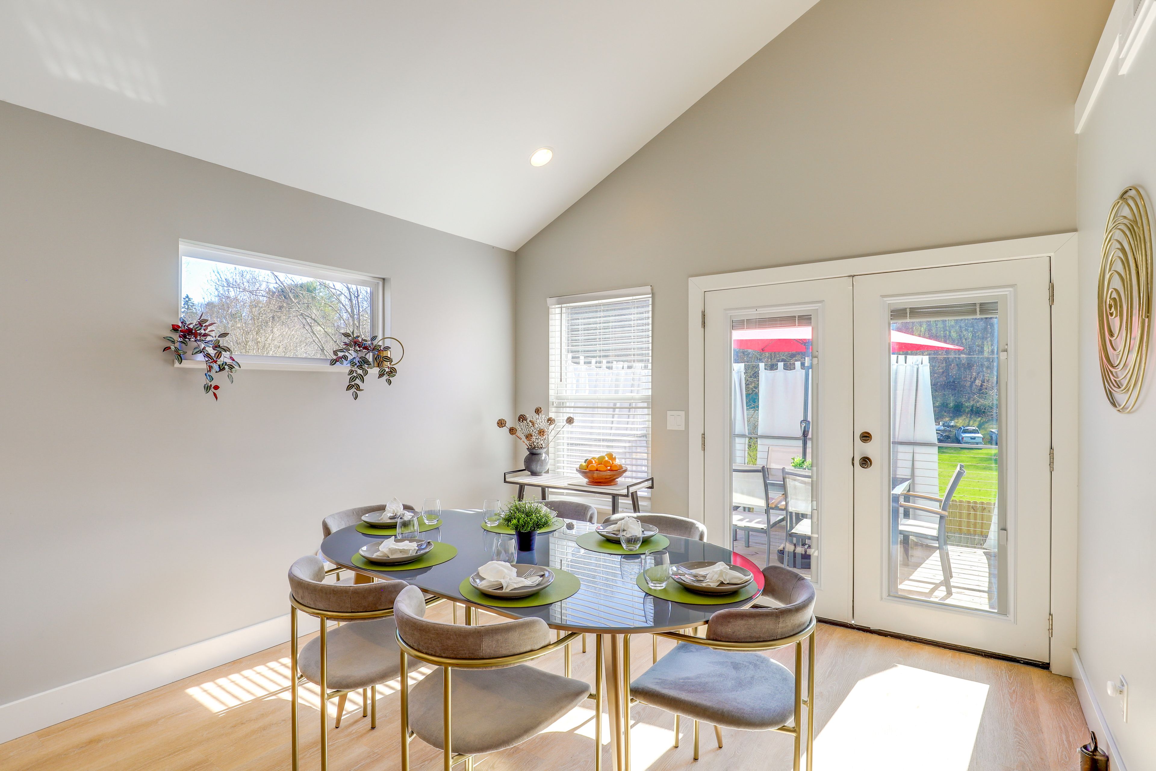 Dining Area | Dishware & Flatware Provided