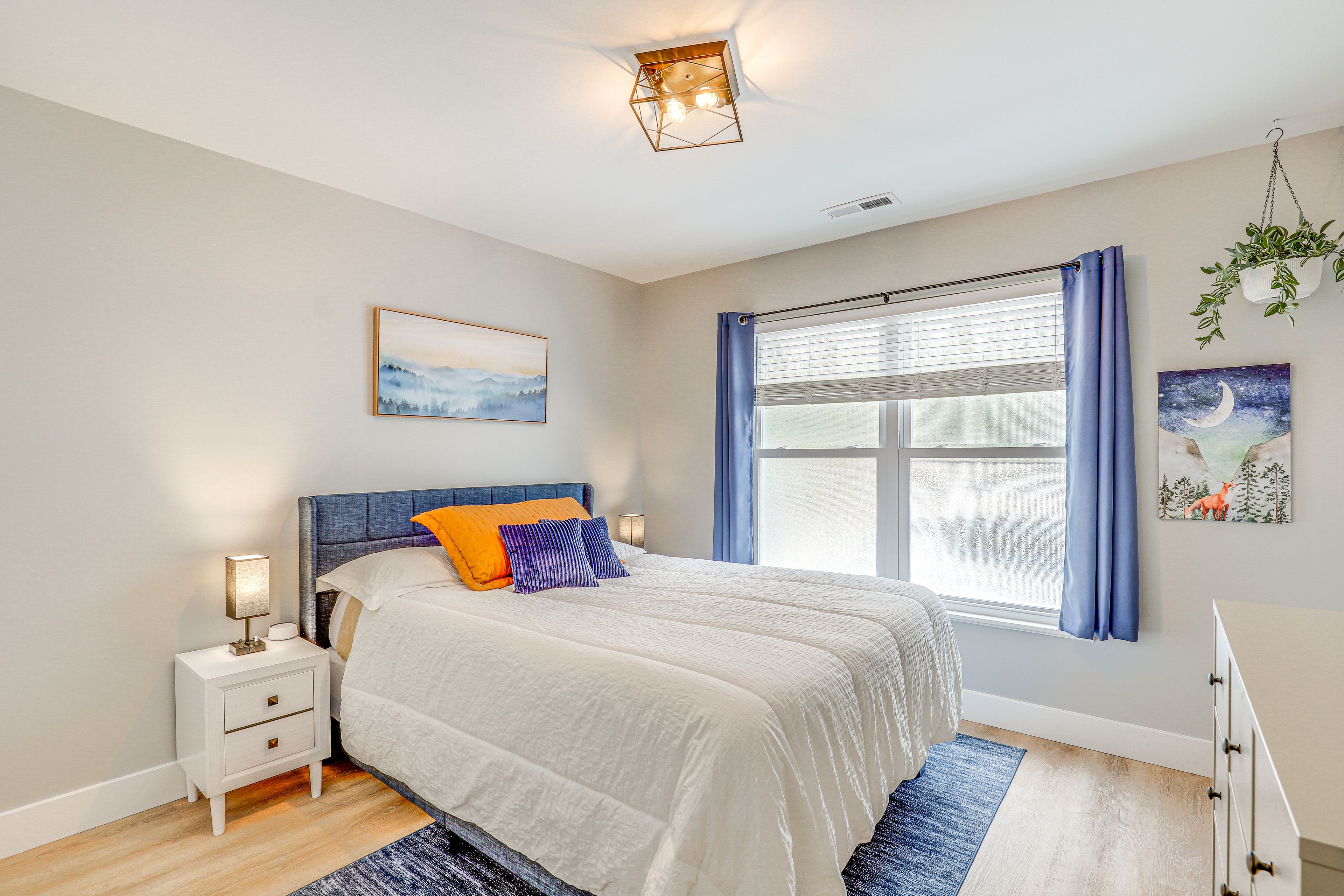 Bedroom 2 | Queen Bed | Smart TV