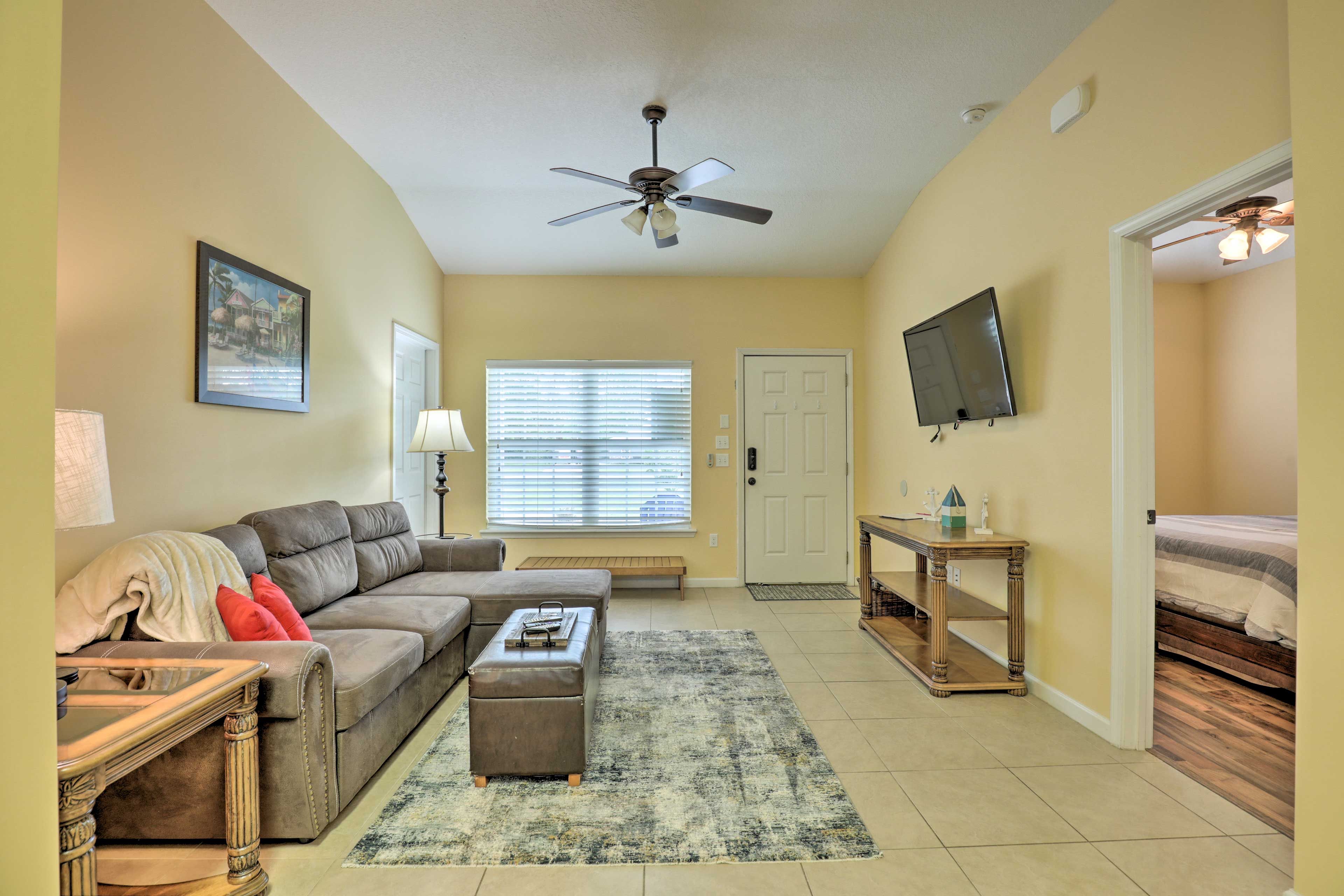 Living Room | Free WiFi | Central Heating & Air Conditioning