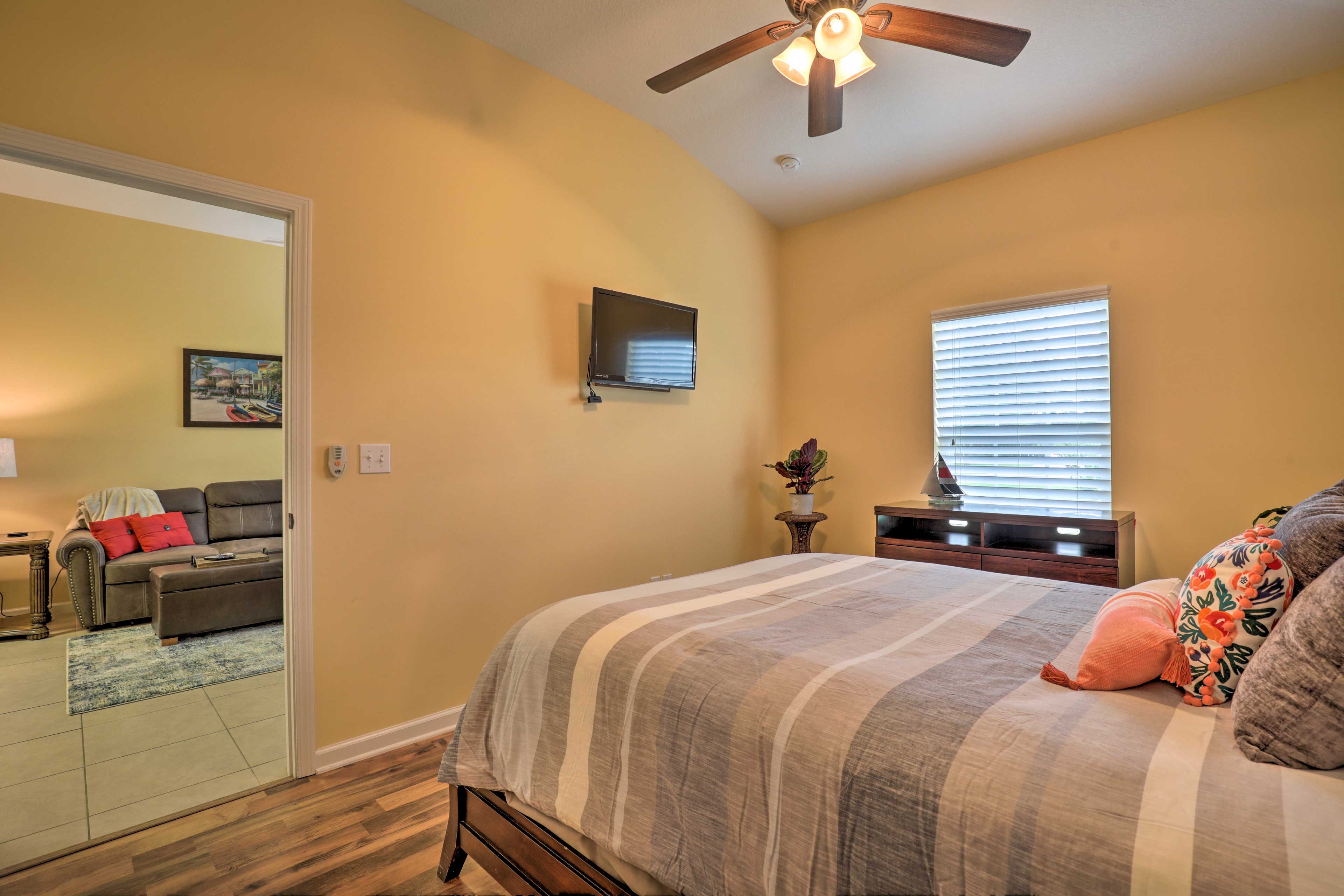 Bedroom | Flat-Screen TV w/ Cable